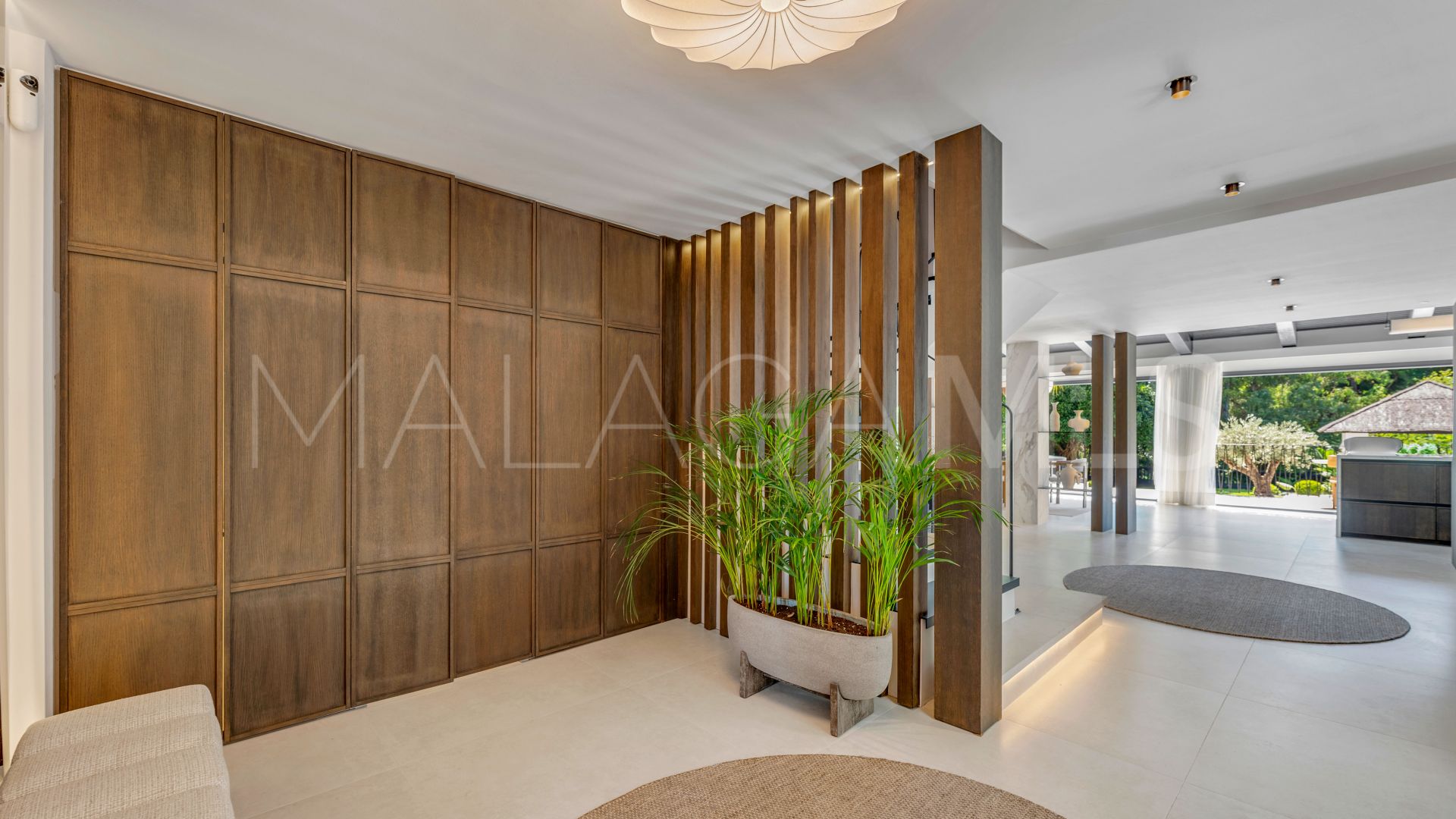 5 bedrooms villa in Nueva Andalucia for sale