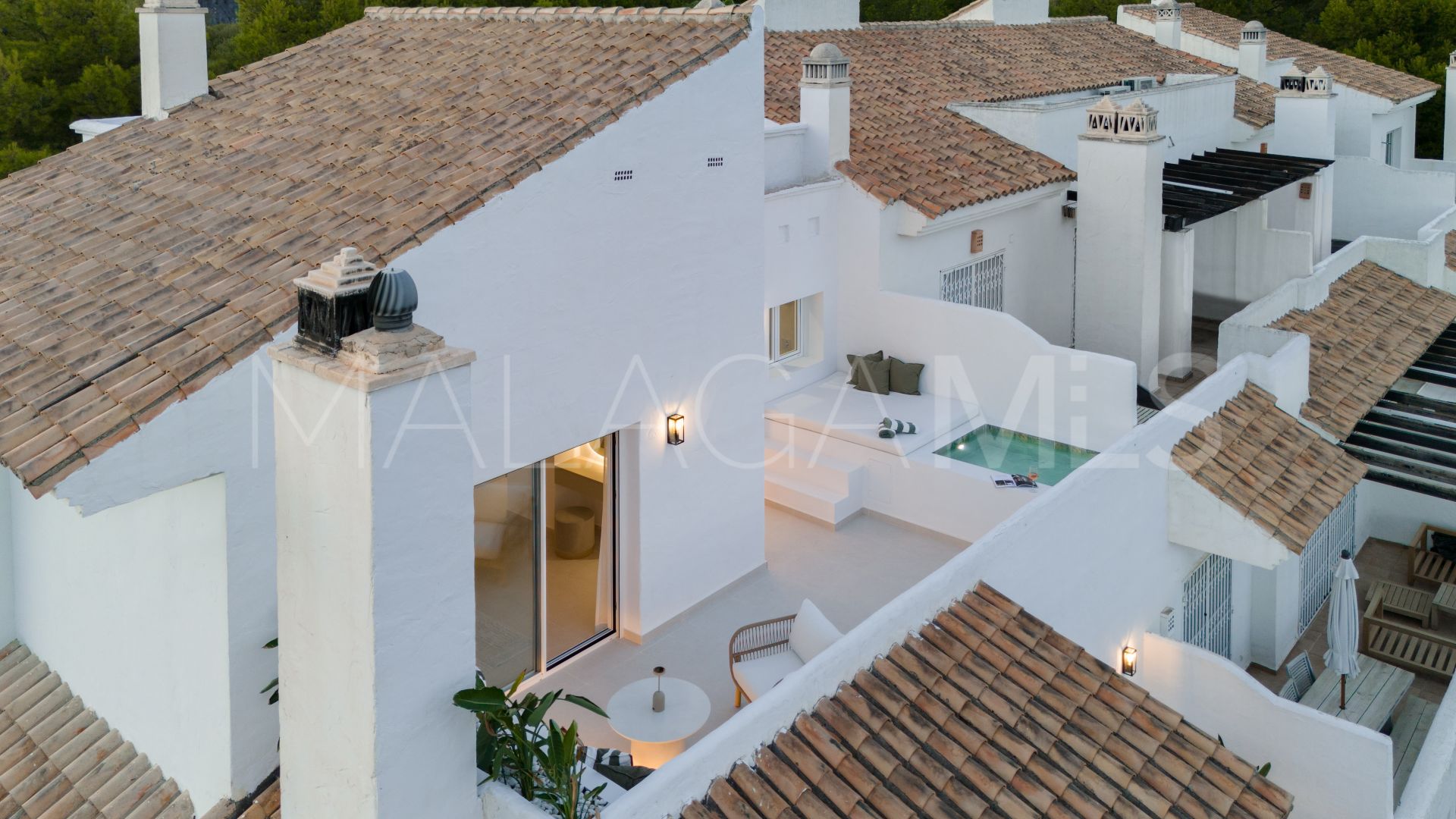 For sale penthouse in Nueva Andalucia with 3 bedrooms
