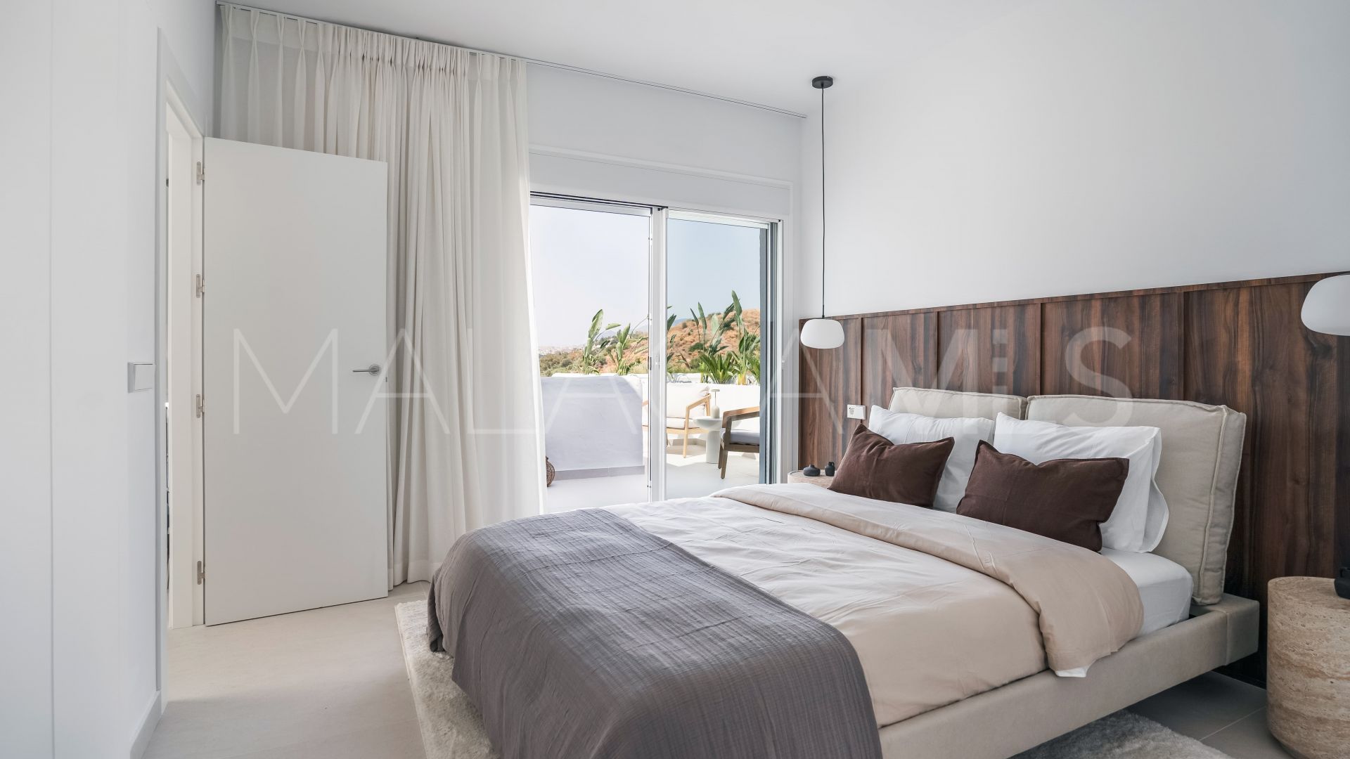 For sale penthouse in Nueva Andalucia with 3 bedrooms