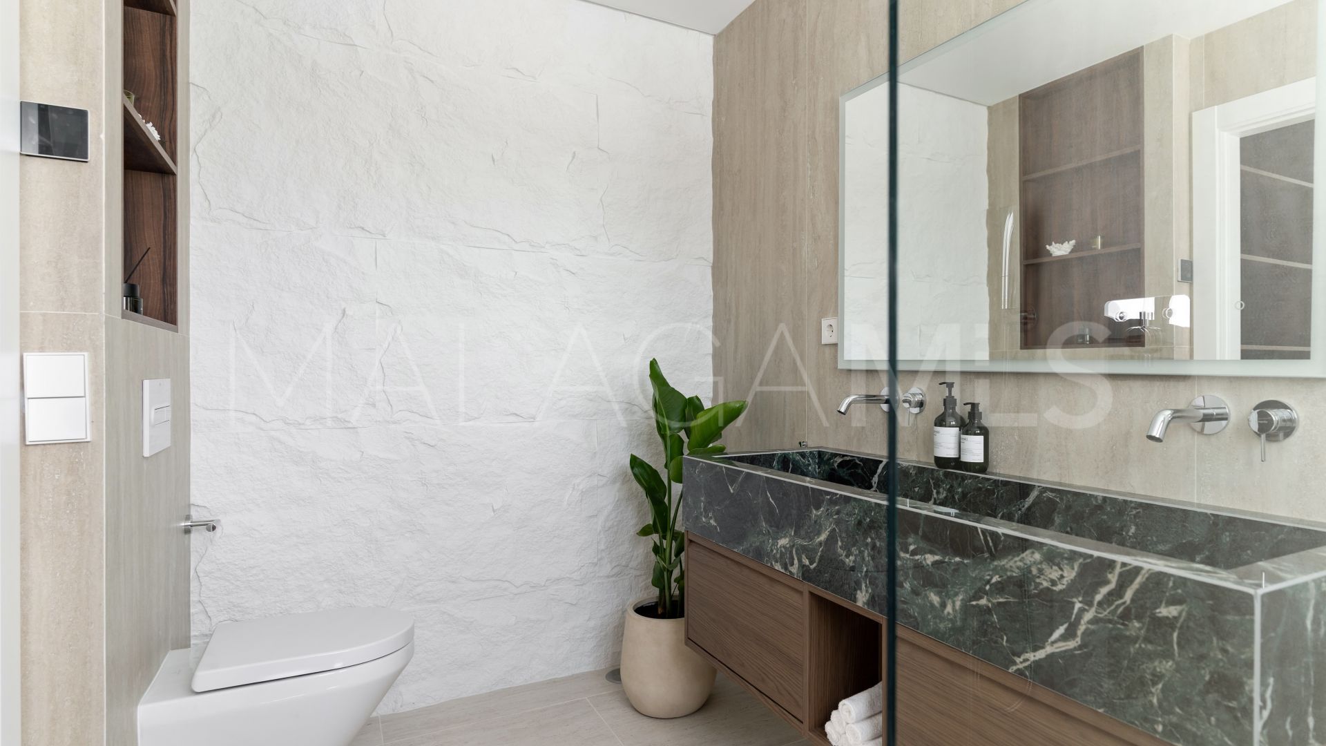 For sale penthouse in Nueva Andalucia with 3 bedrooms