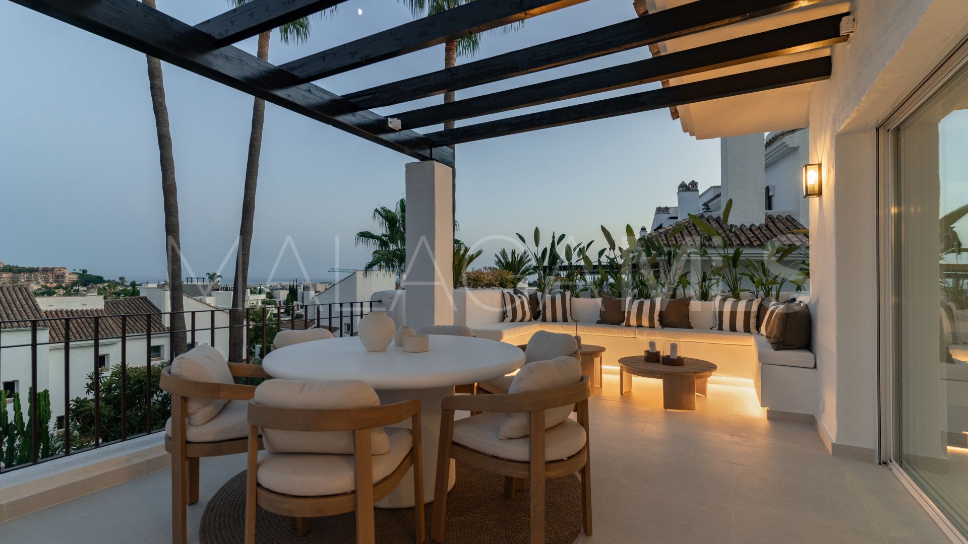 For sale penthouse in Nueva Andalucia with 3 bedrooms
