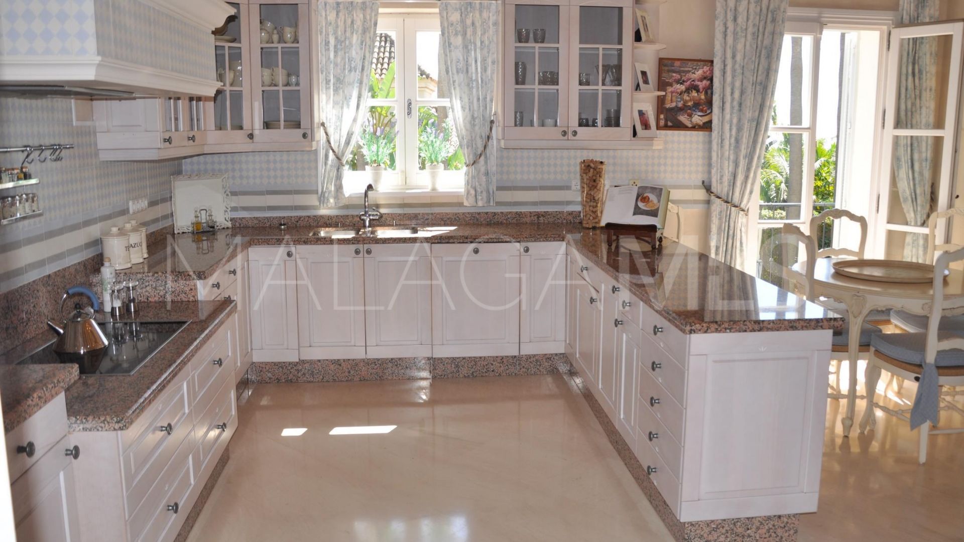 Villa for sale in Altos Reales