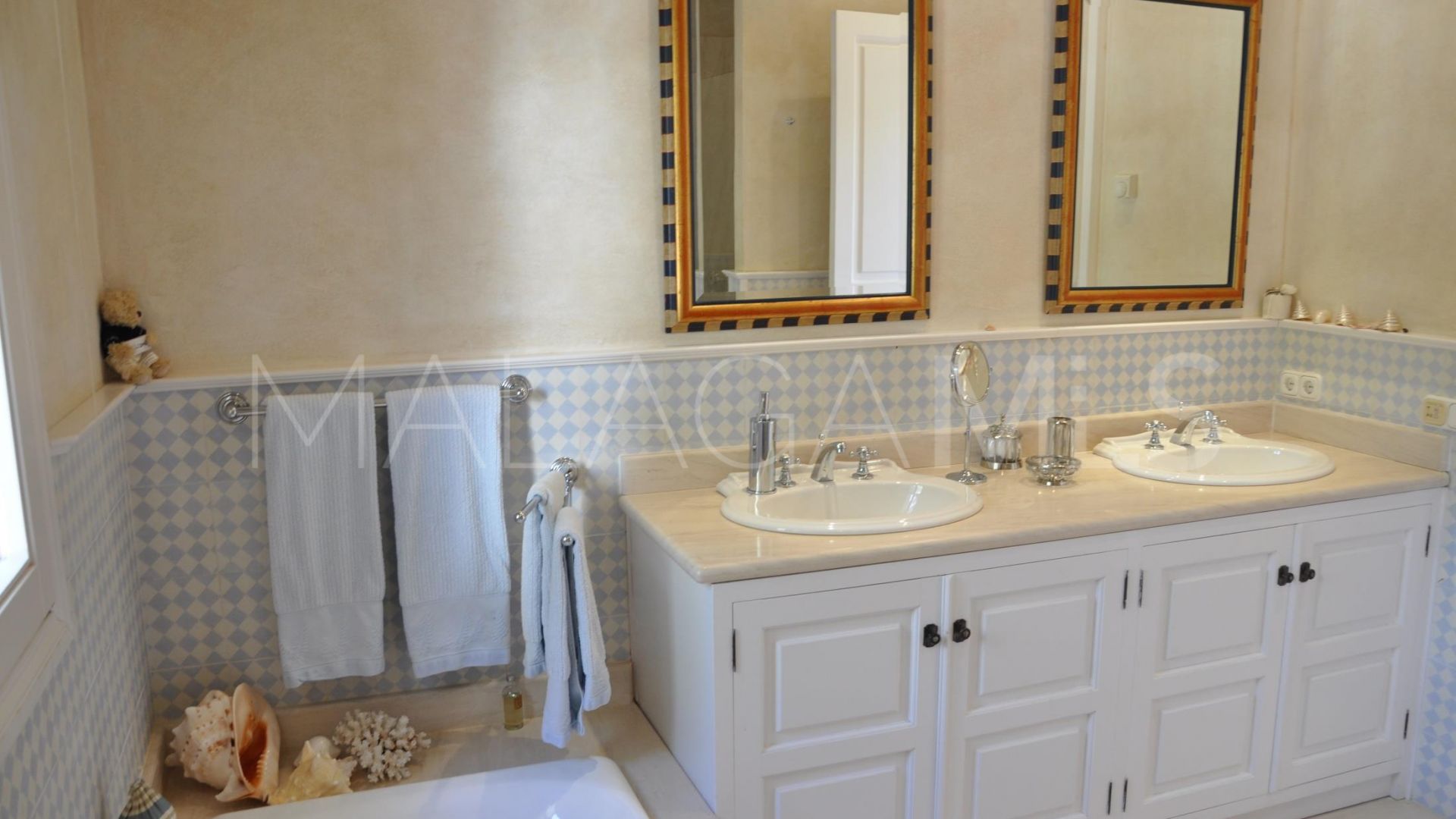 Villa for sale in Altos Reales