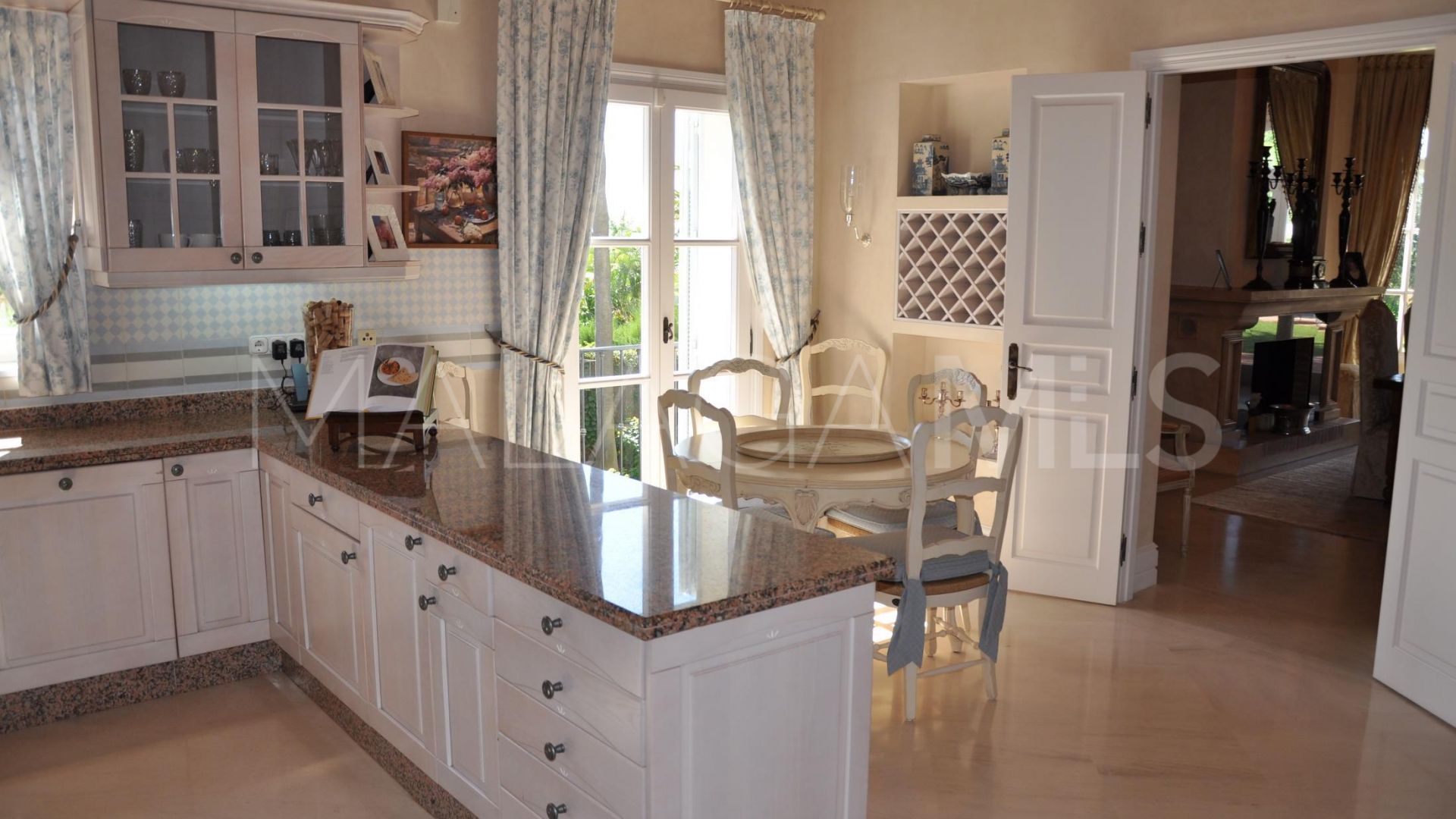 Villa for sale in Altos Reales