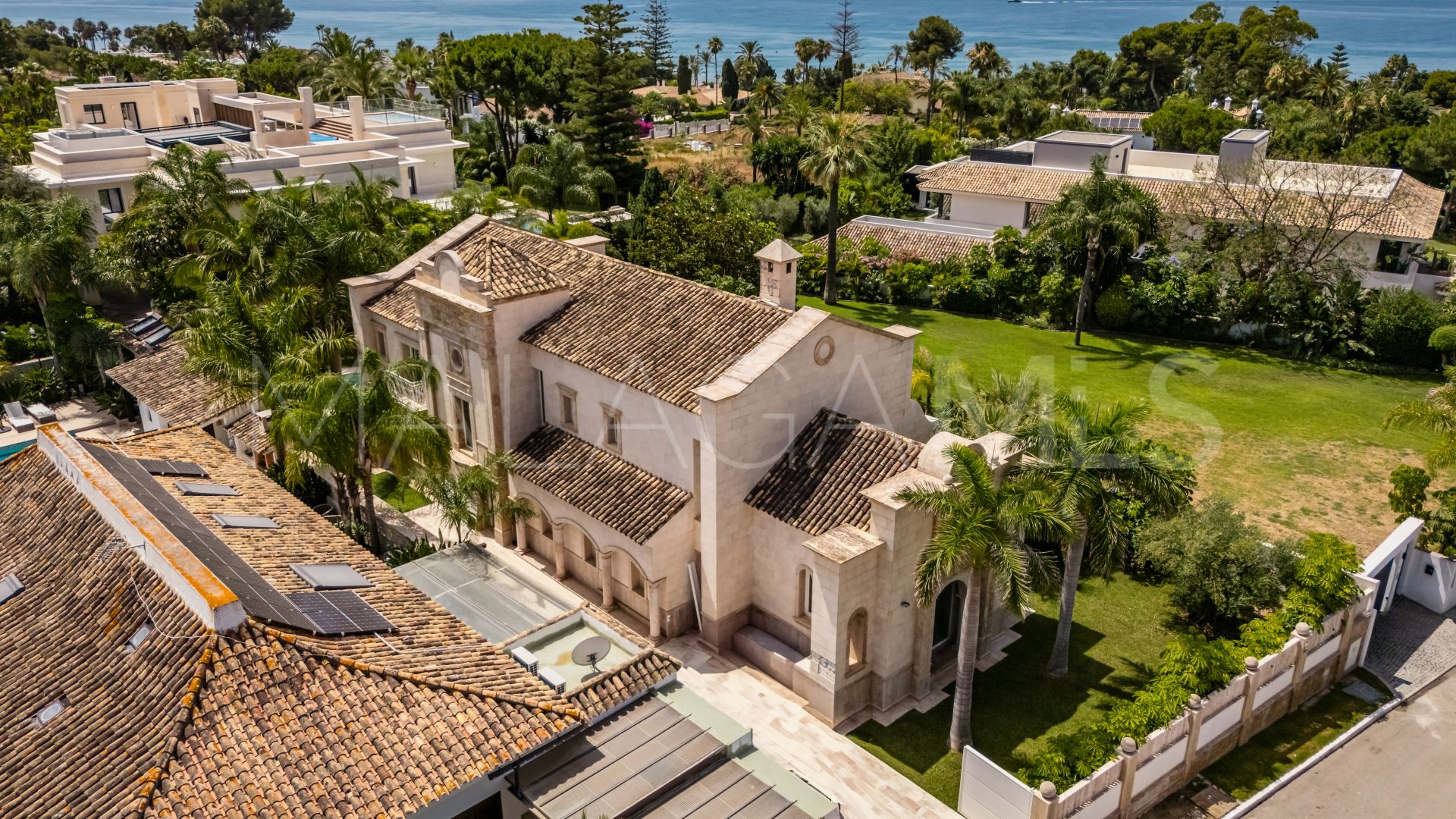 Villa for sale in Los Monteros