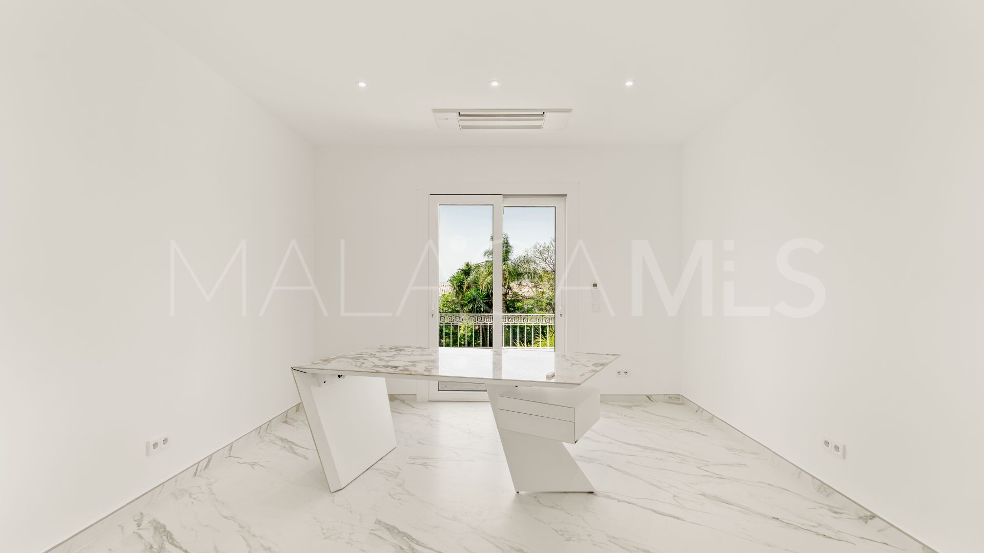 Villa for sale in Los Monteros