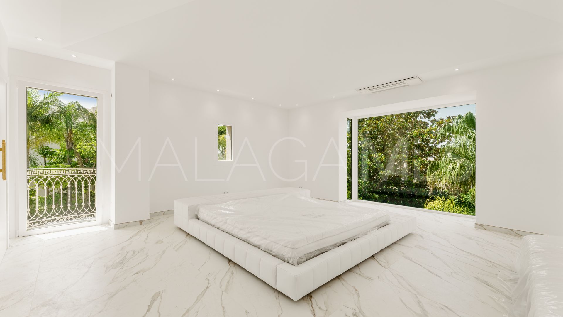 Villa for sale in Los Monteros