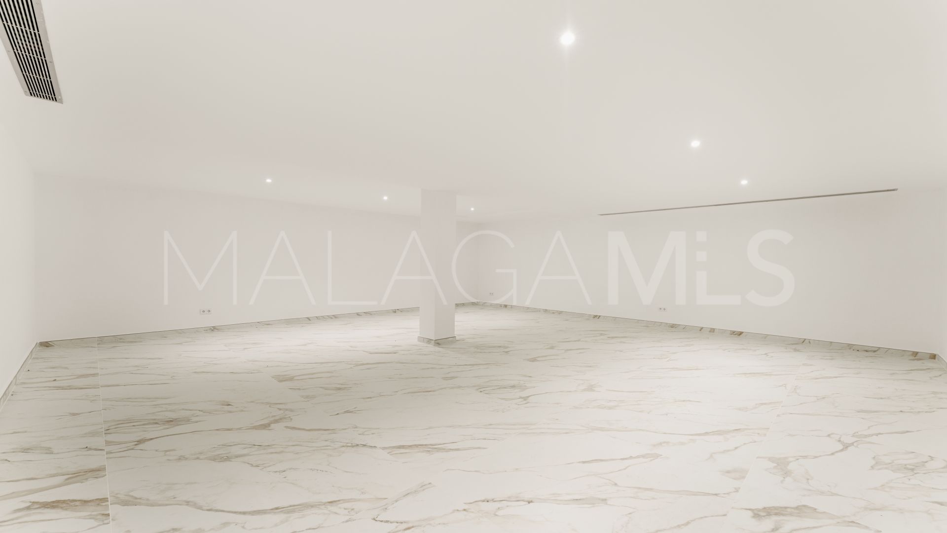 Villa for sale in Los Monteros