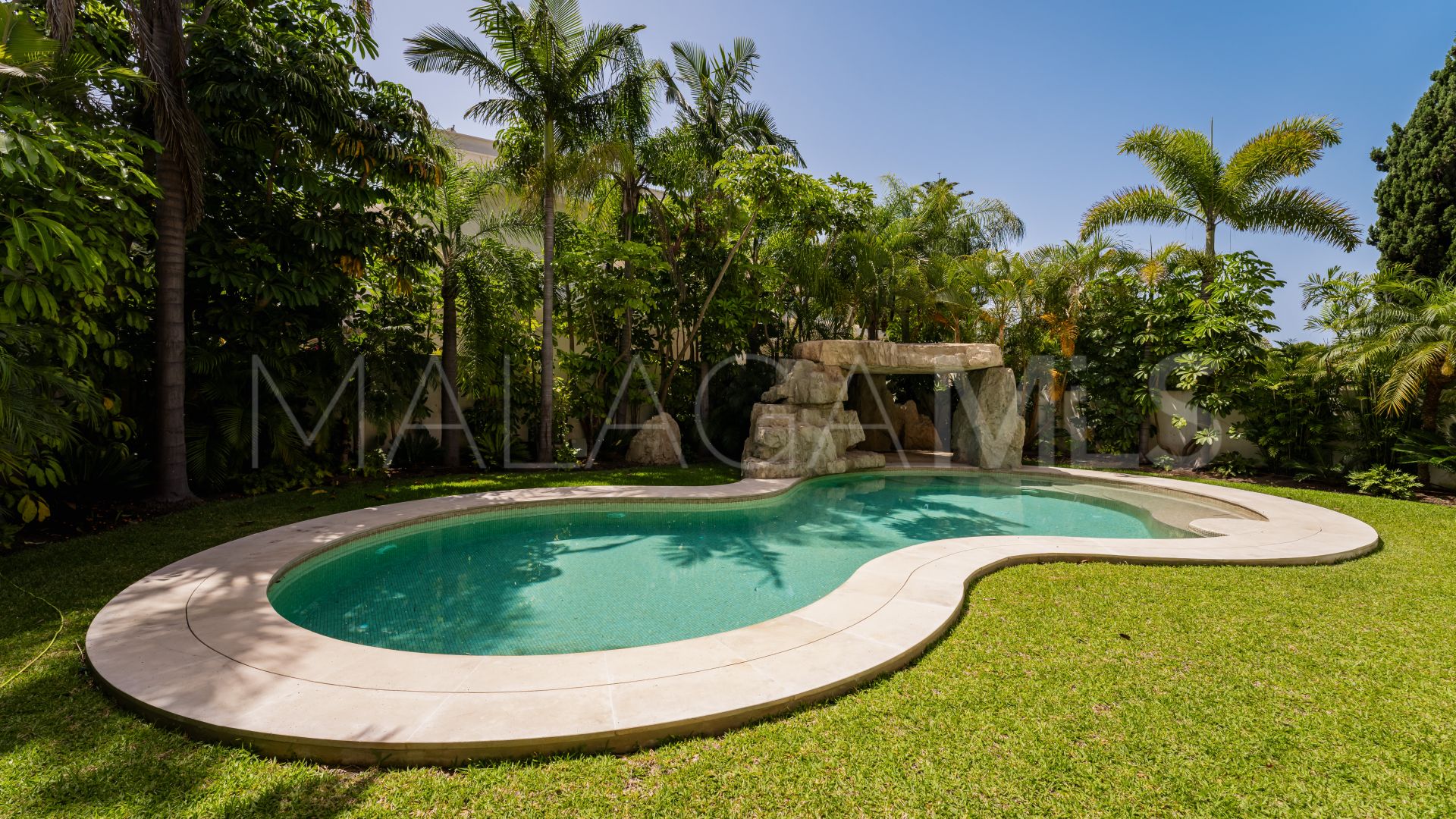 Villa for sale in Los Monteros