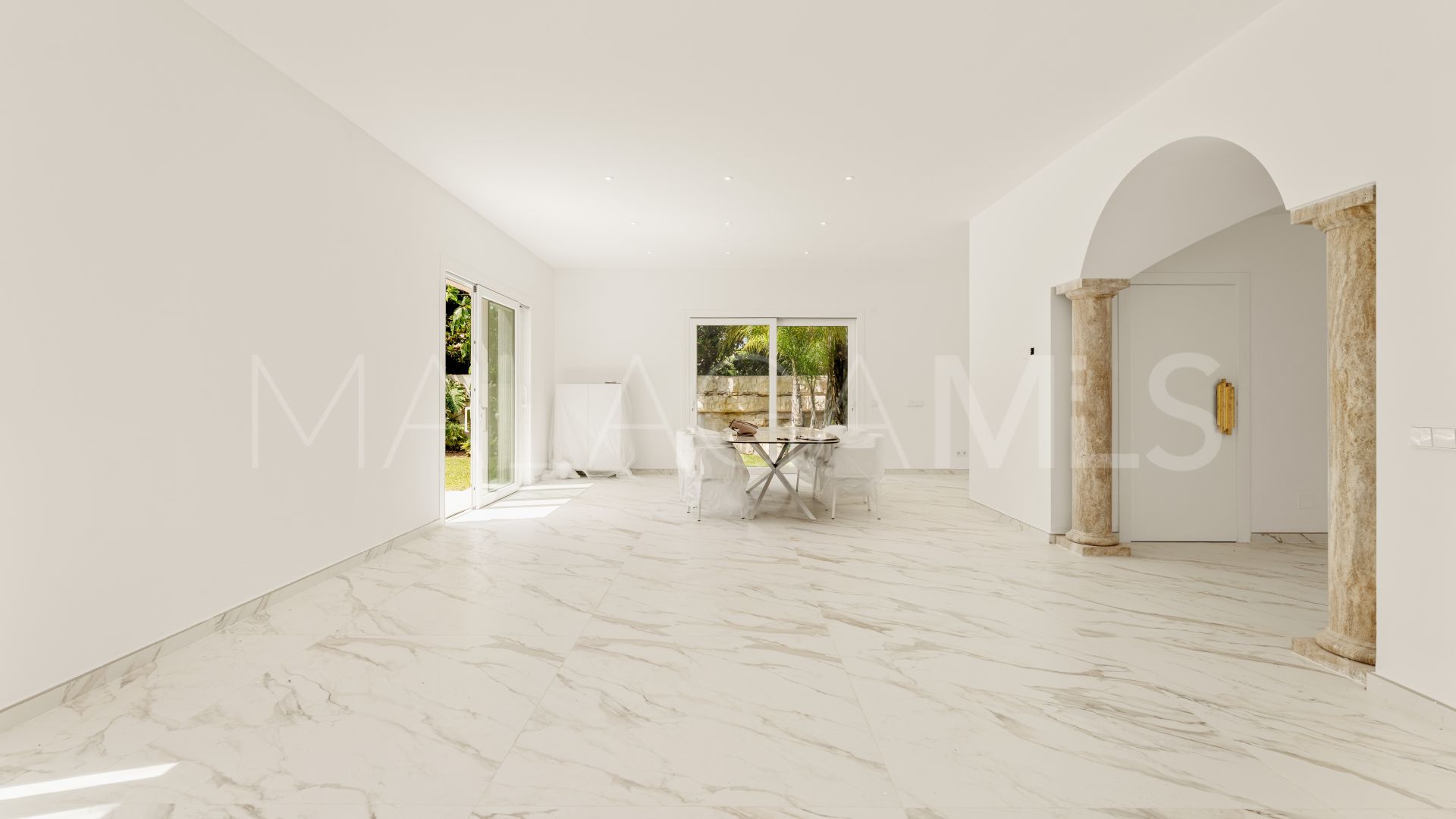 Villa for sale in Los Monteros