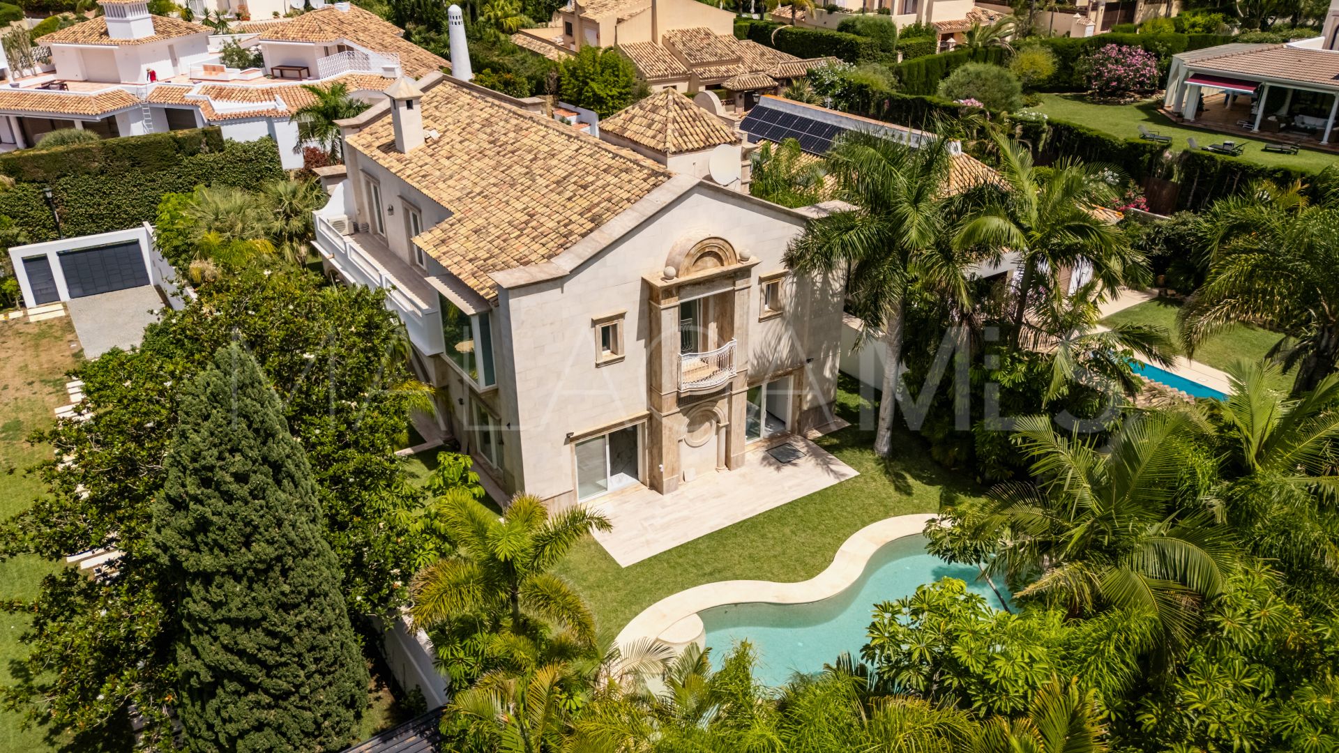 Villa for sale in Los Monteros