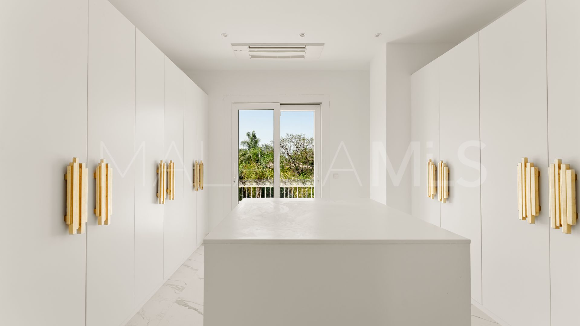 Villa for sale in Los Monteros