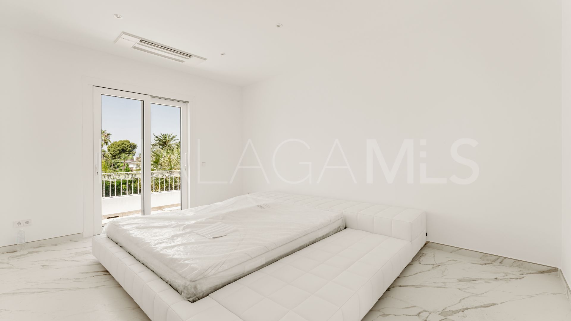 Villa for sale in Los Monteros