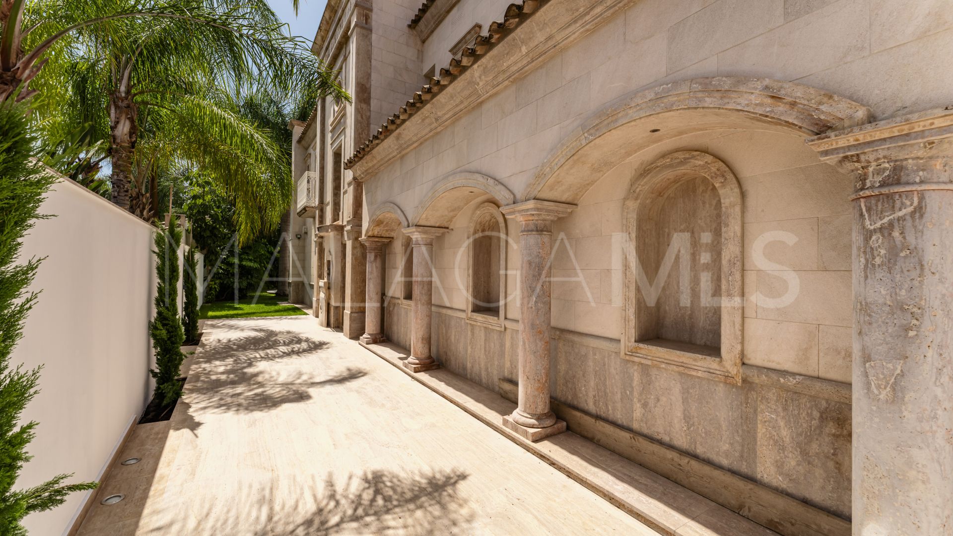 Villa for sale in Los Monteros