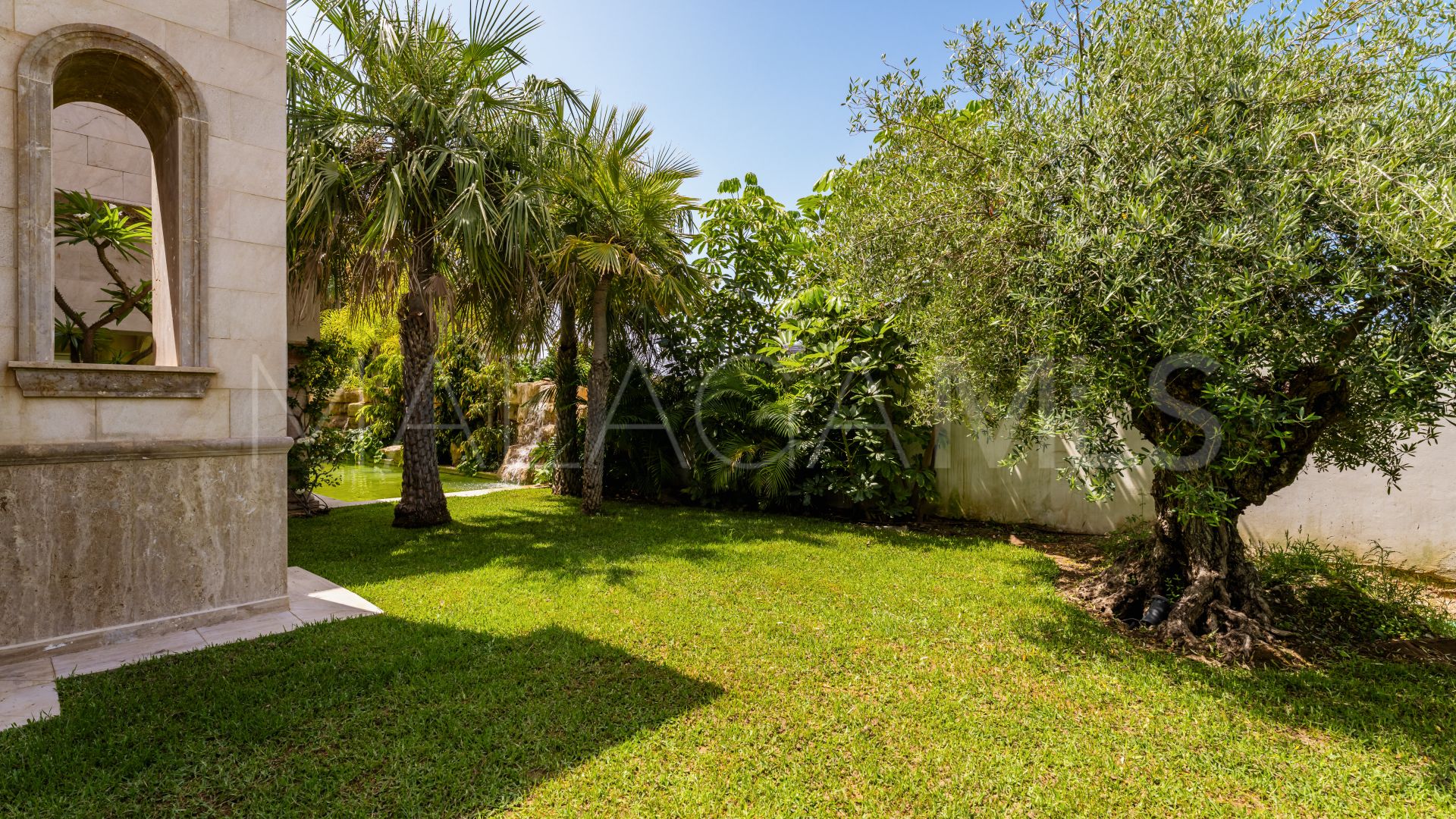 Villa for sale in Los Monteros