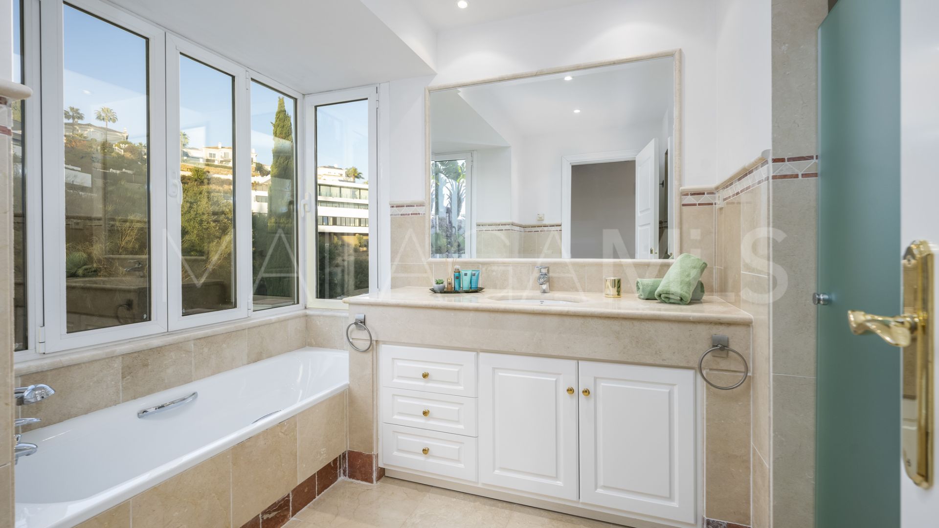 Los Altos de los Monteros, villa a la venta
