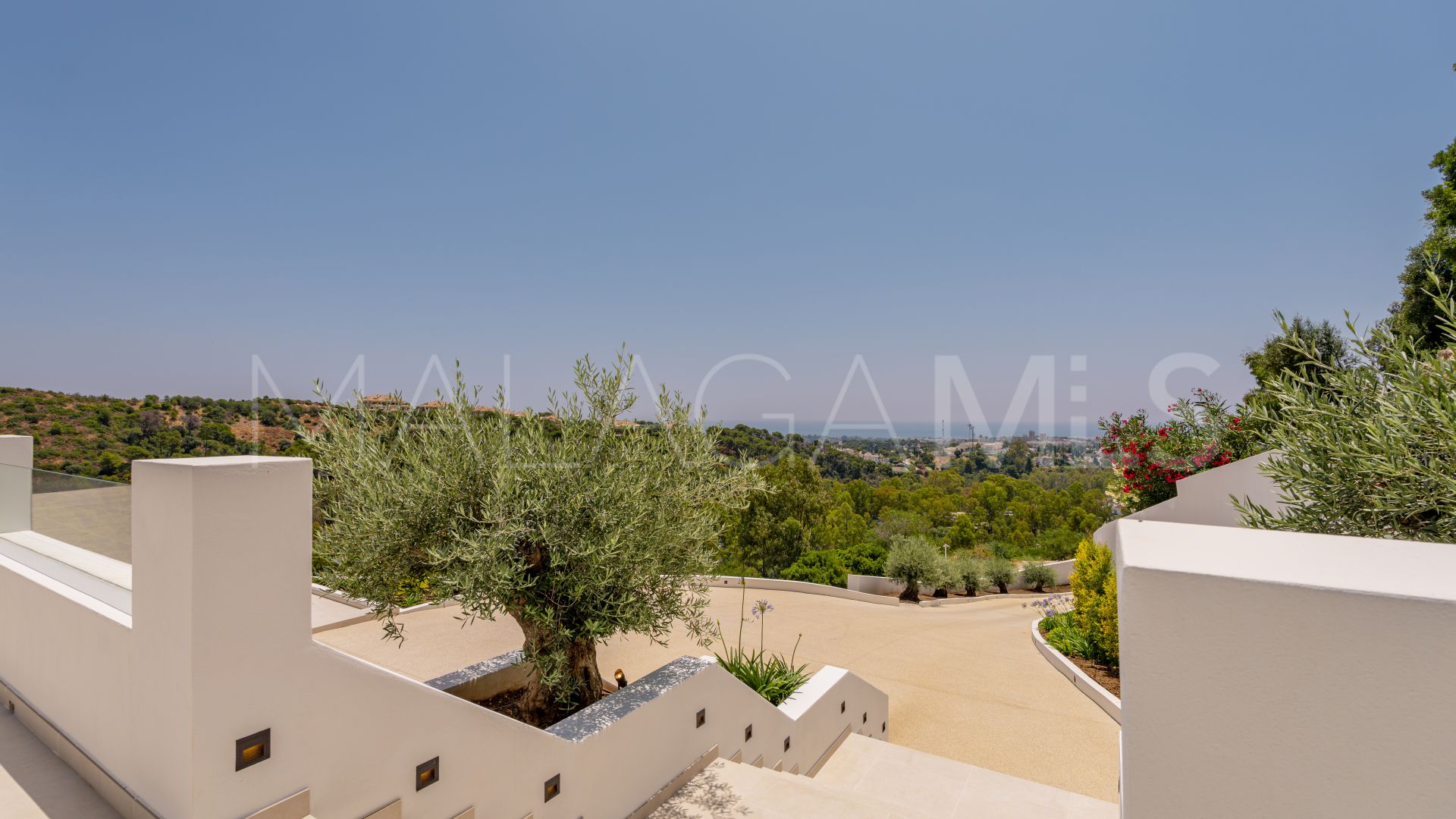 Villa for sale in Nueva Andalucia