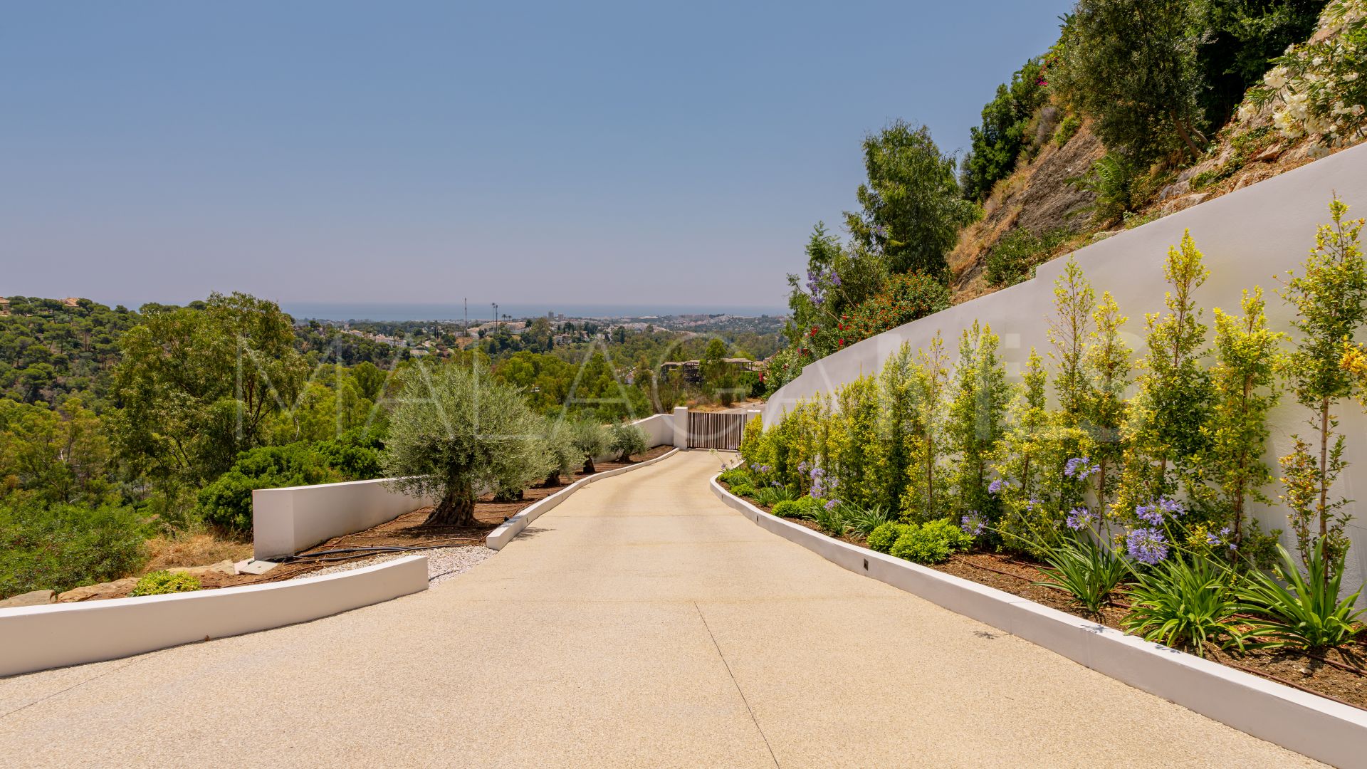 Villa for sale in Nueva Andalucia