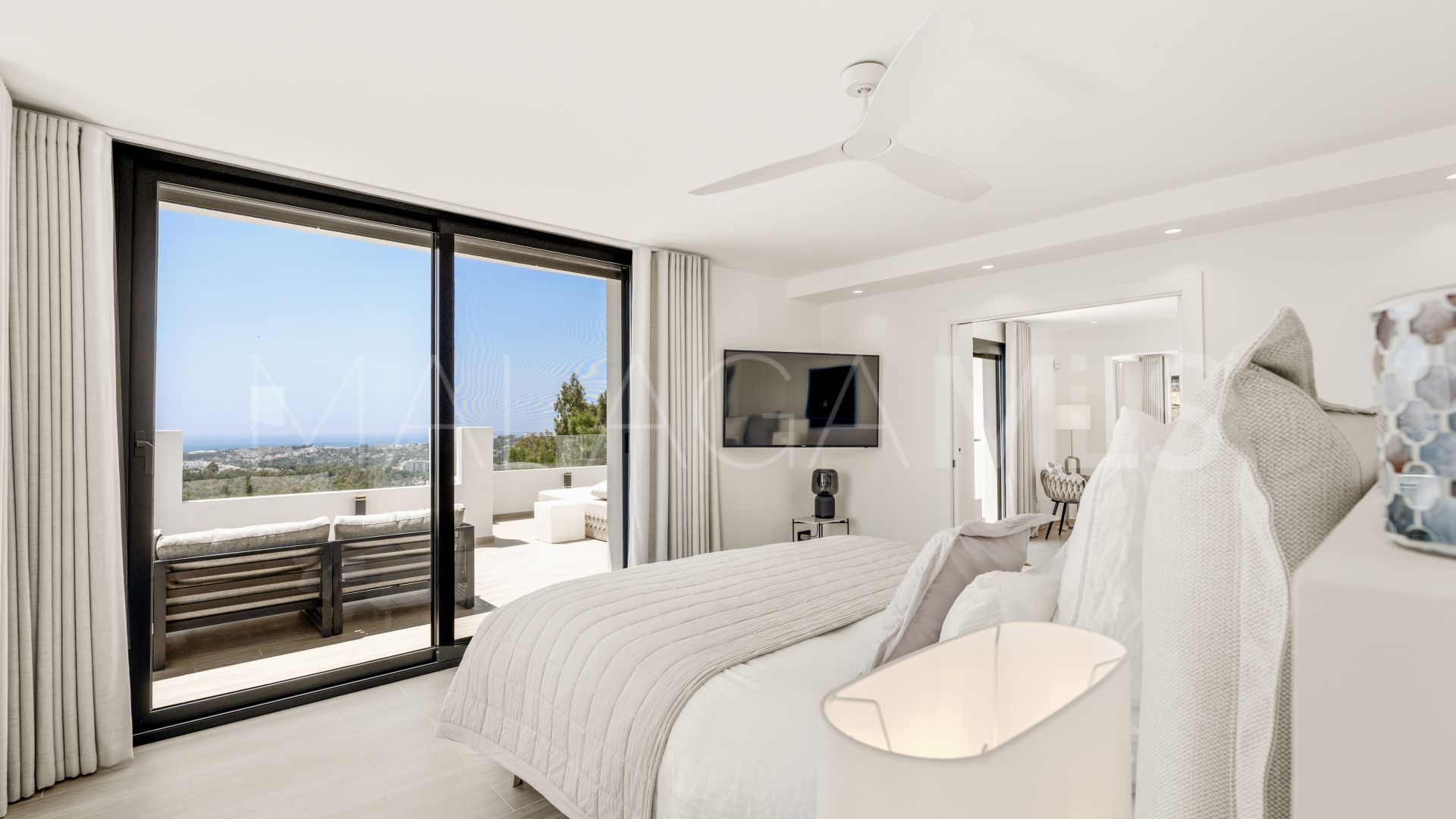 Villa for sale in Nueva Andalucia