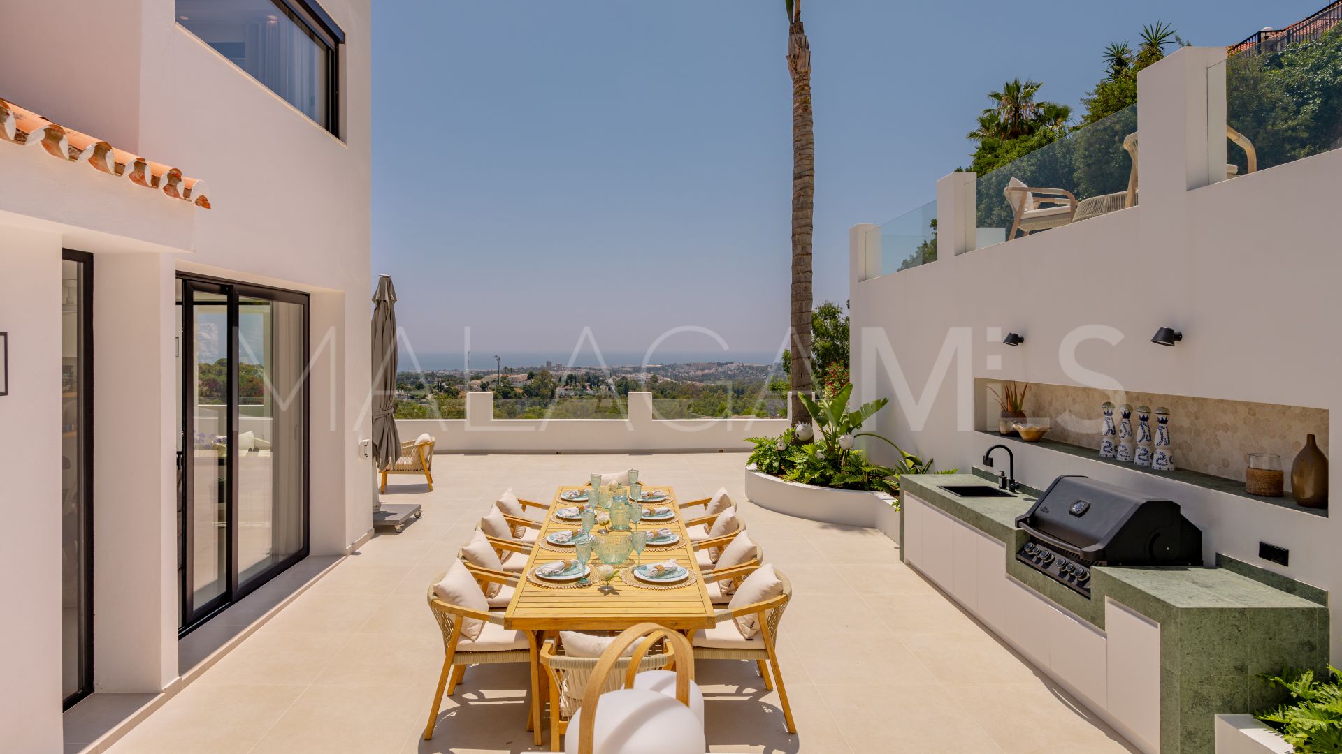 Villa for sale in Nueva Andalucia