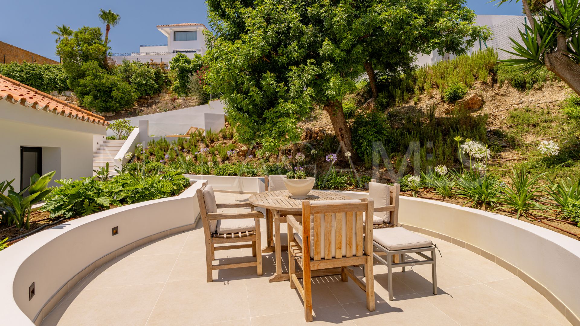 Villa for sale in Nueva Andalucia