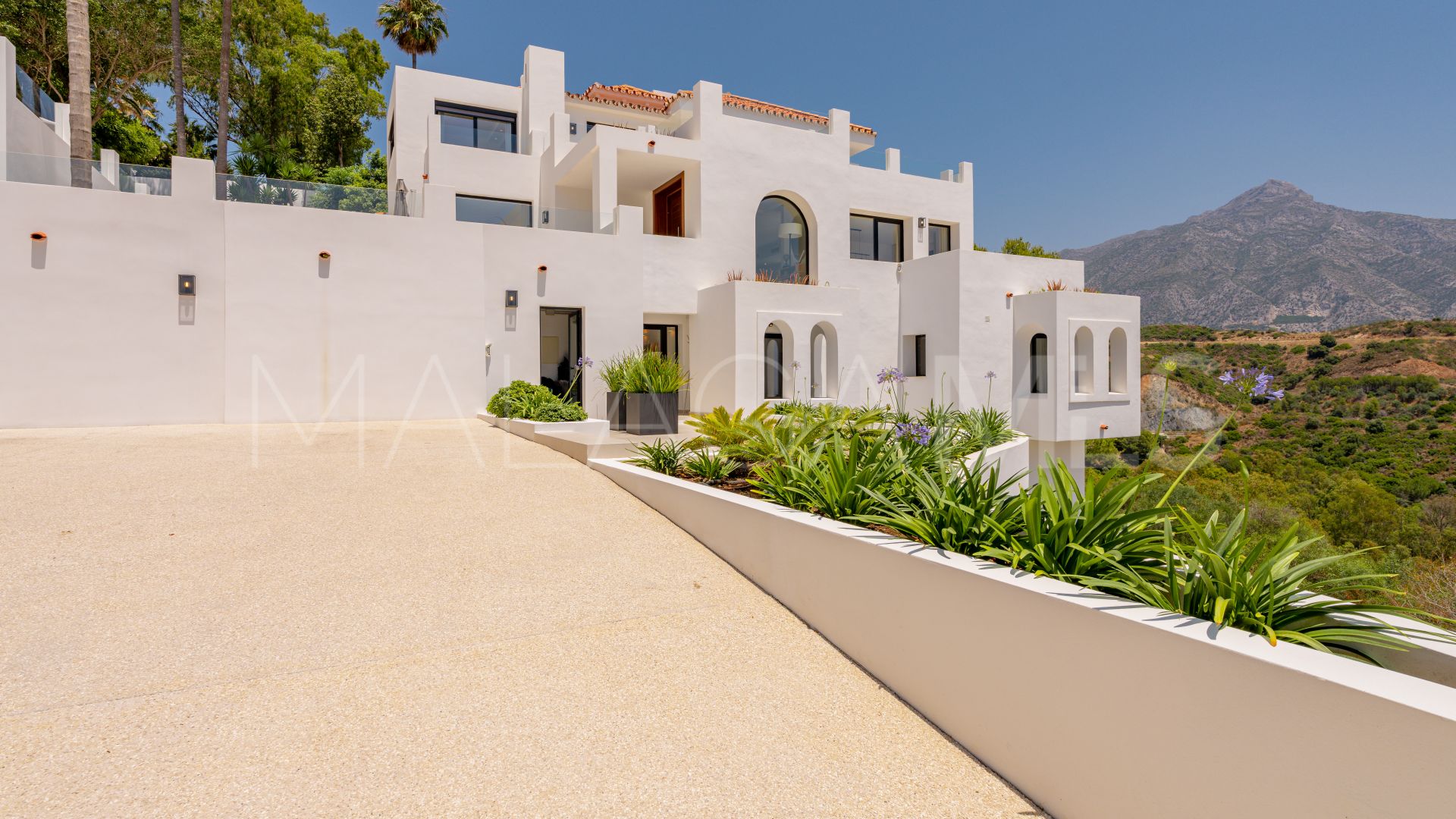 Villa for sale in Nueva Andalucia