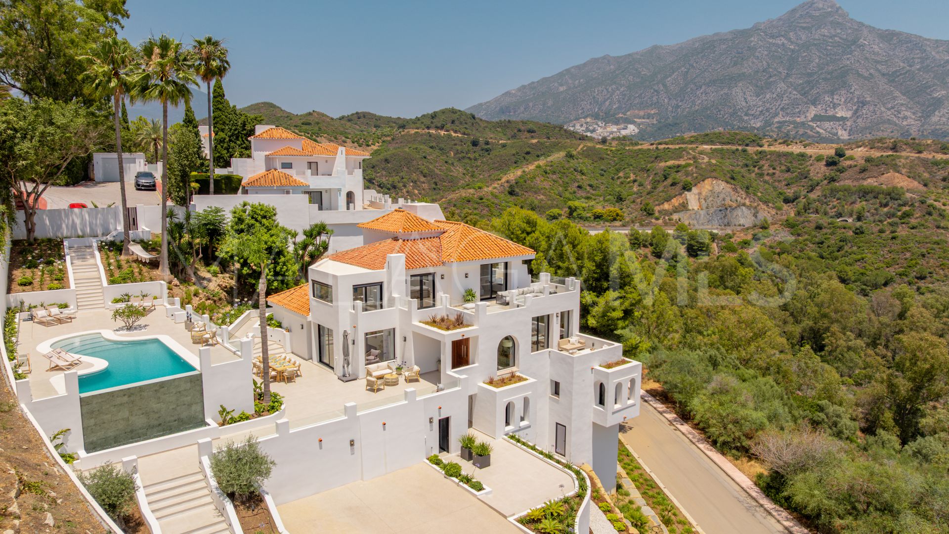 Villa for sale in Nueva Andalucia