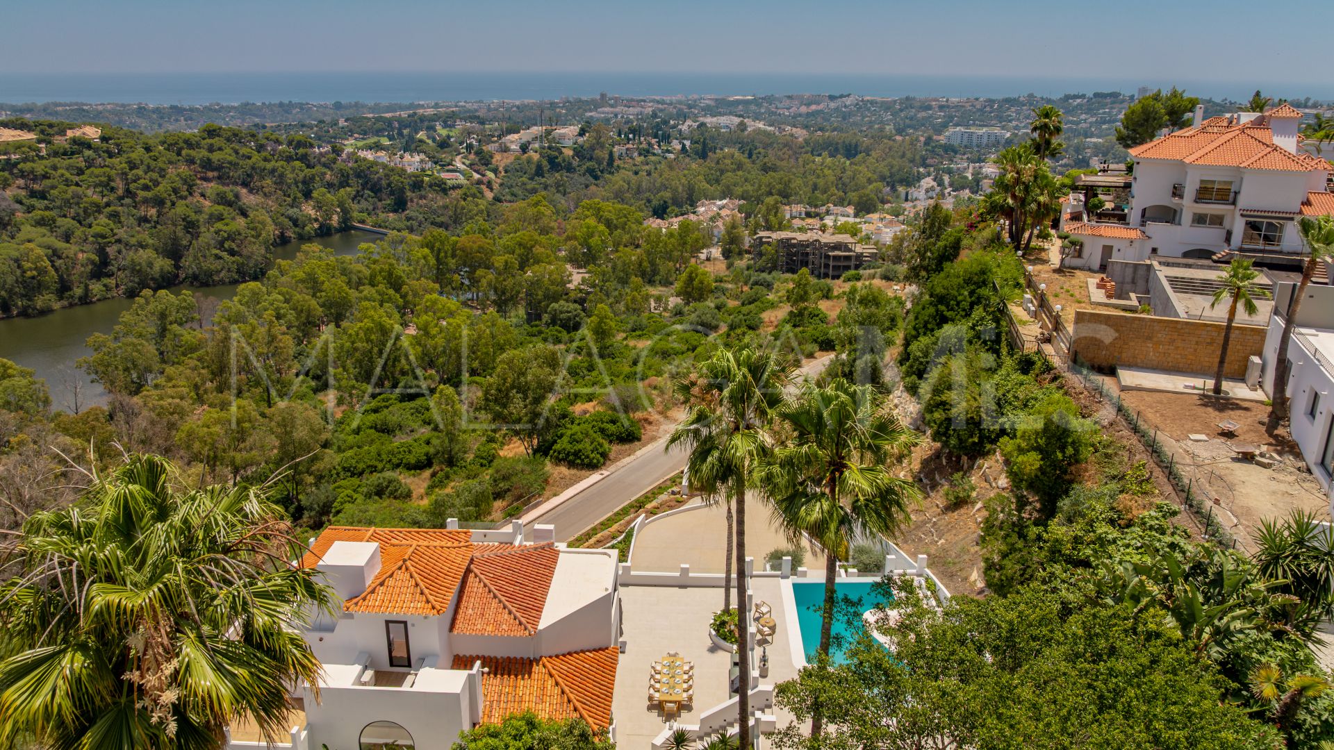 Villa for sale in Nueva Andalucia