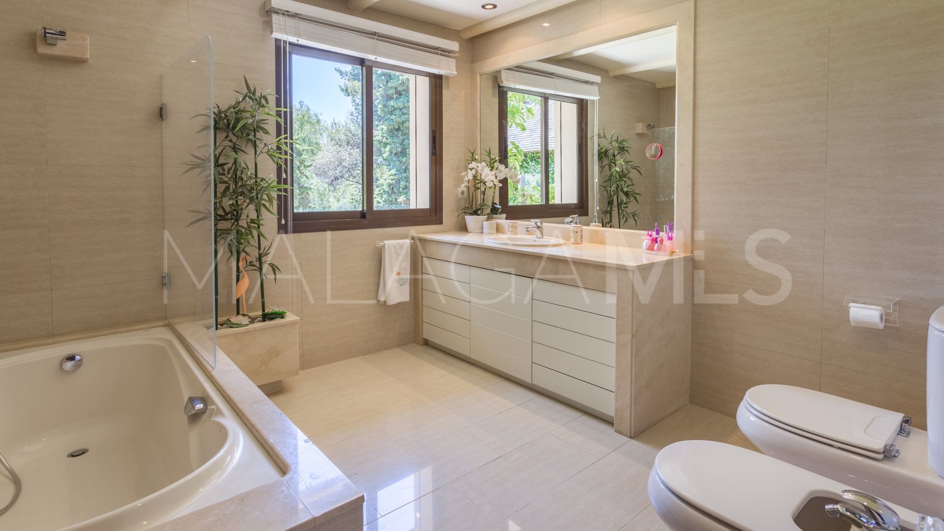 Villa for sale in Los Monteros