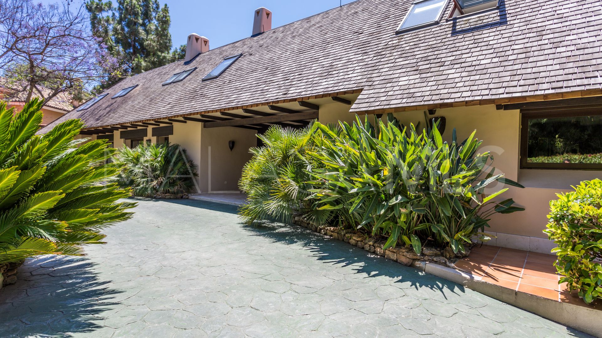 Villa for sale in Los Monteros