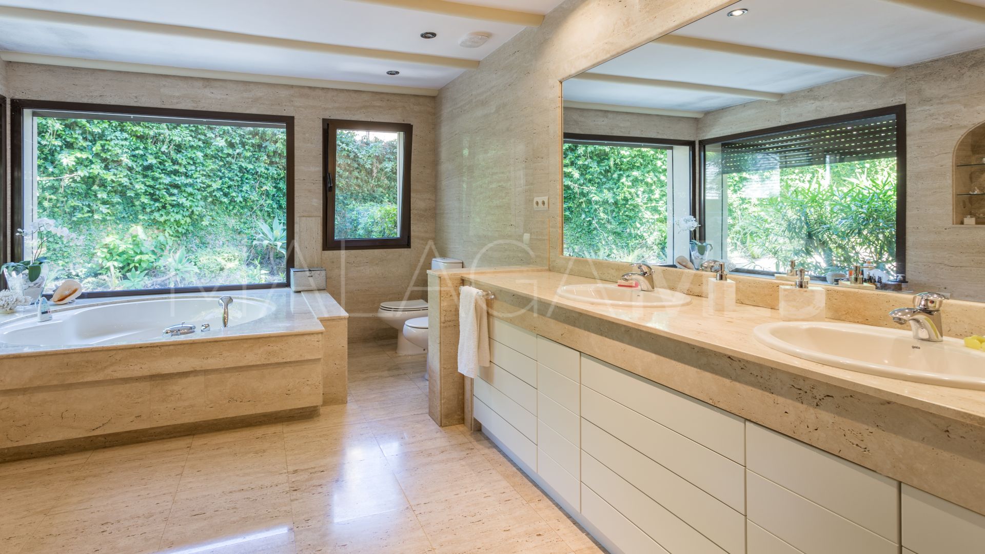 Villa for sale in Los Monteros