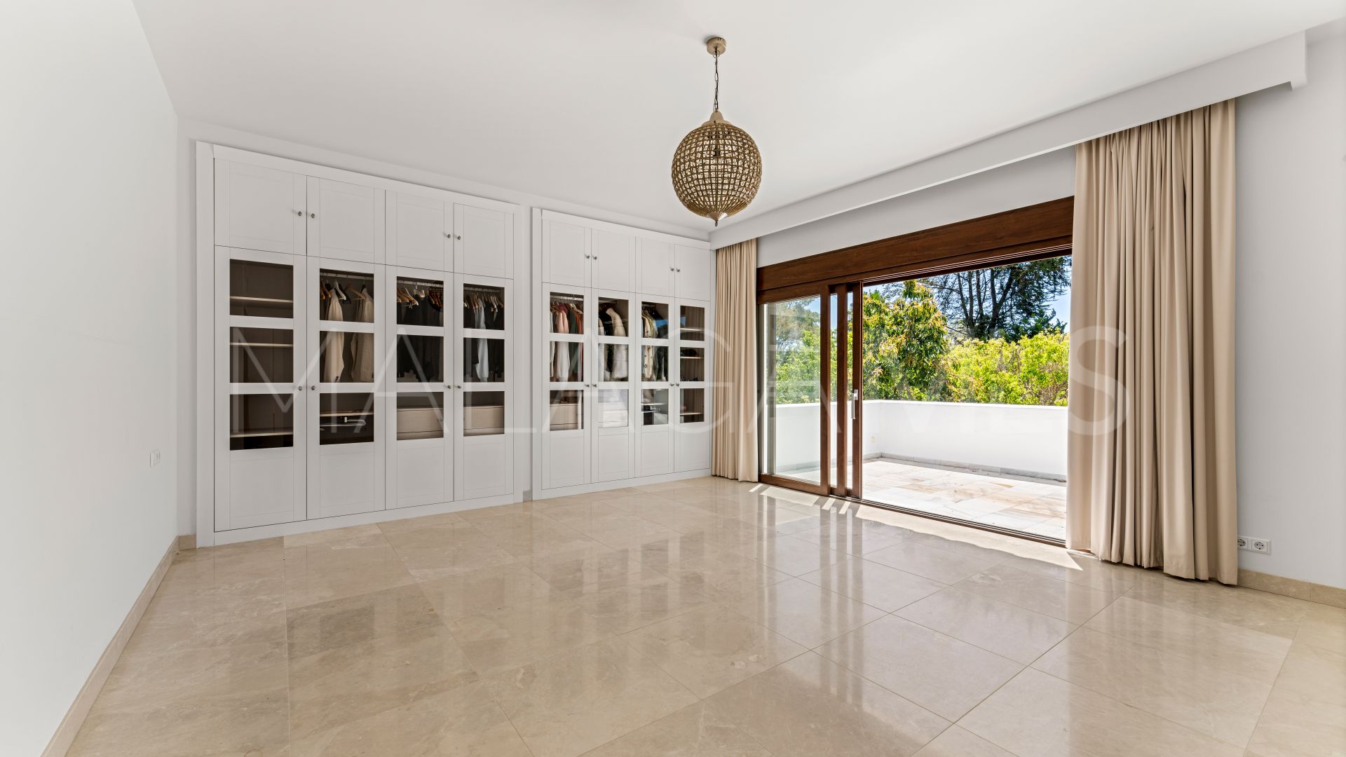 Villa for sale in Guadalmina Baja