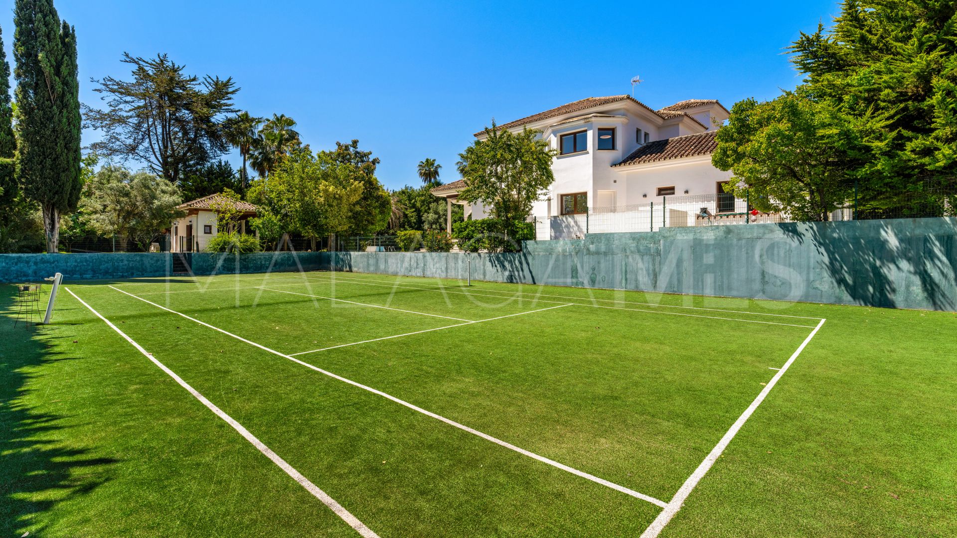 Villa for sale in Guadalmina Baja