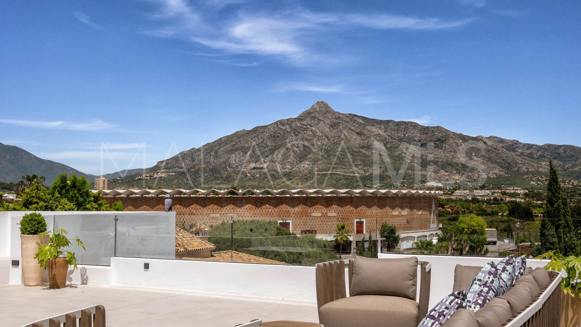 For sale Nueva Andalucia villa with 6 bedrooms