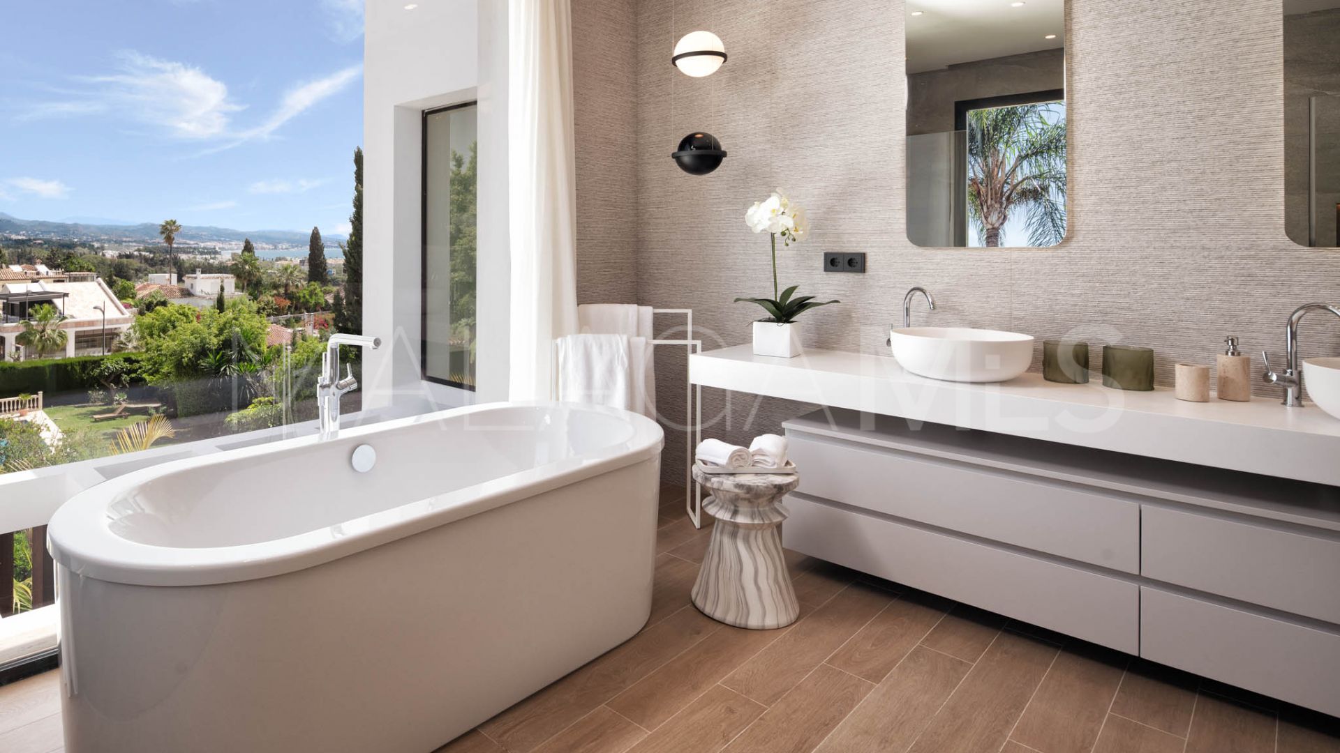 For sale Nueva Andalucia villa with 6 bedrooms