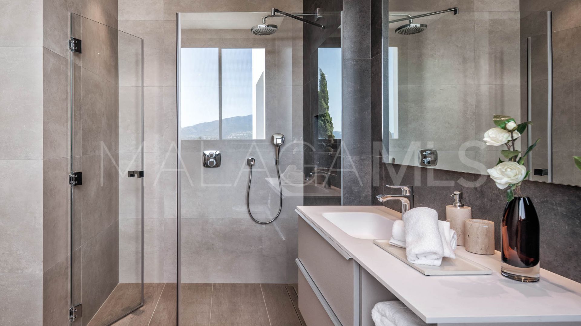 For sale Nueva Andalucia villa with 6 bedrooms