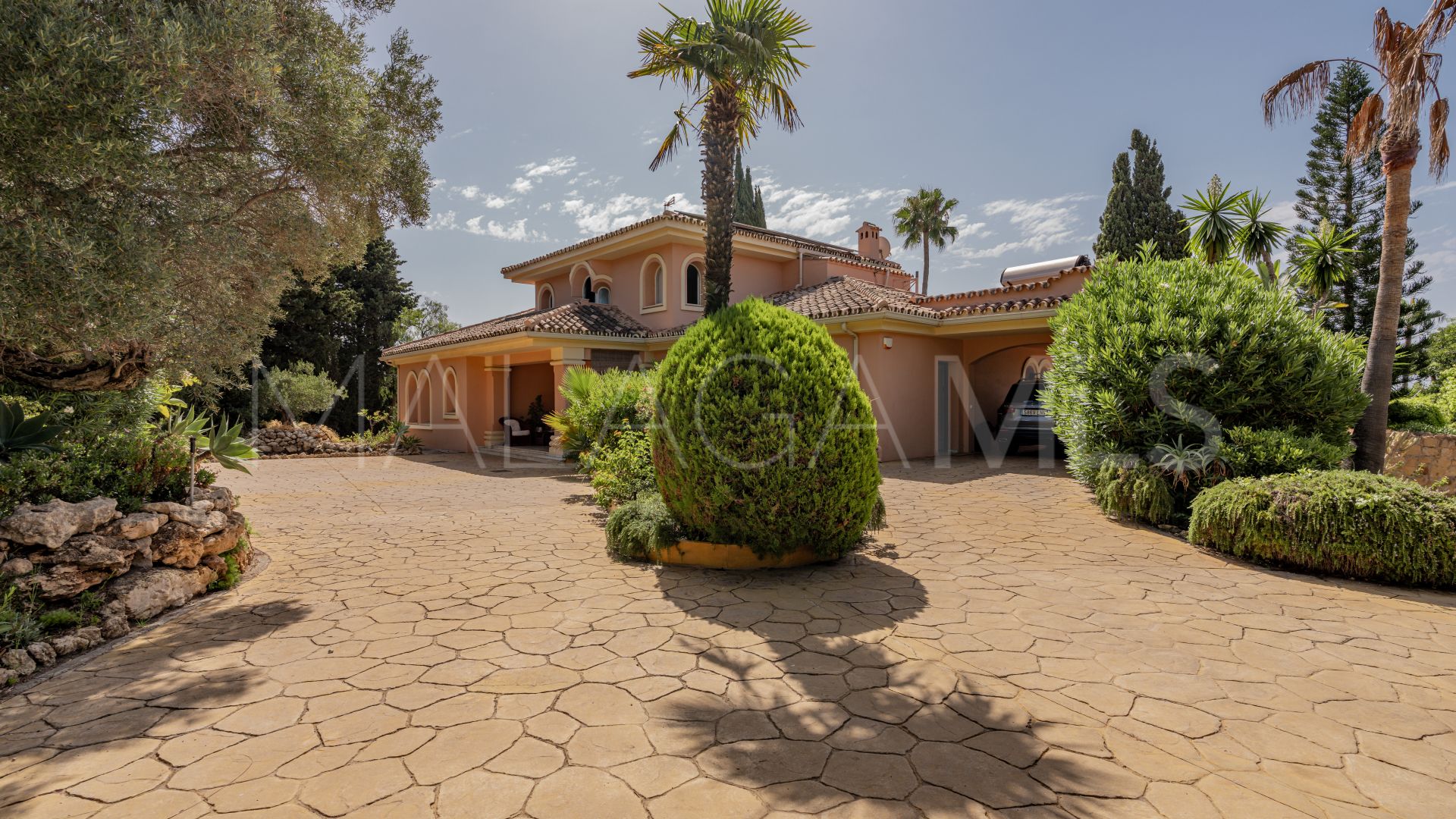 Villa for sale in Cumbres de Elviria
