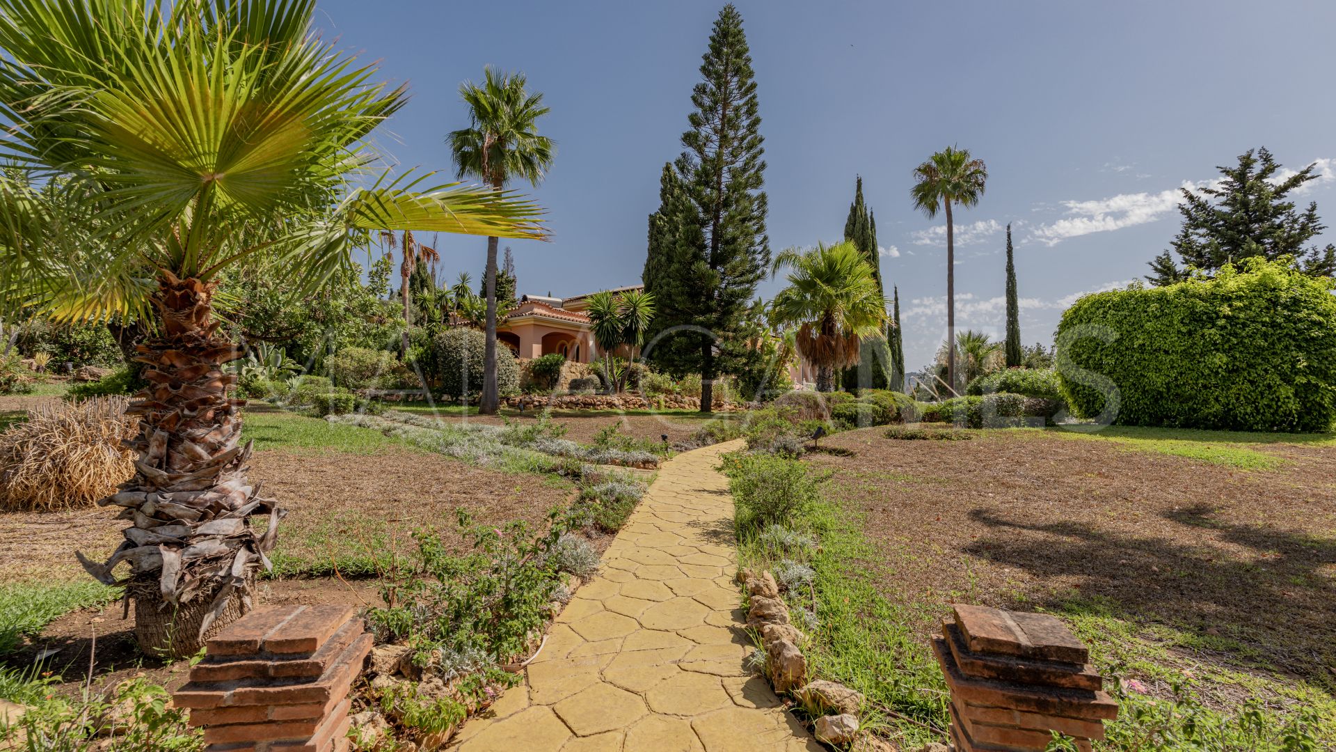 Villa for sale in Cumbres de Elviria