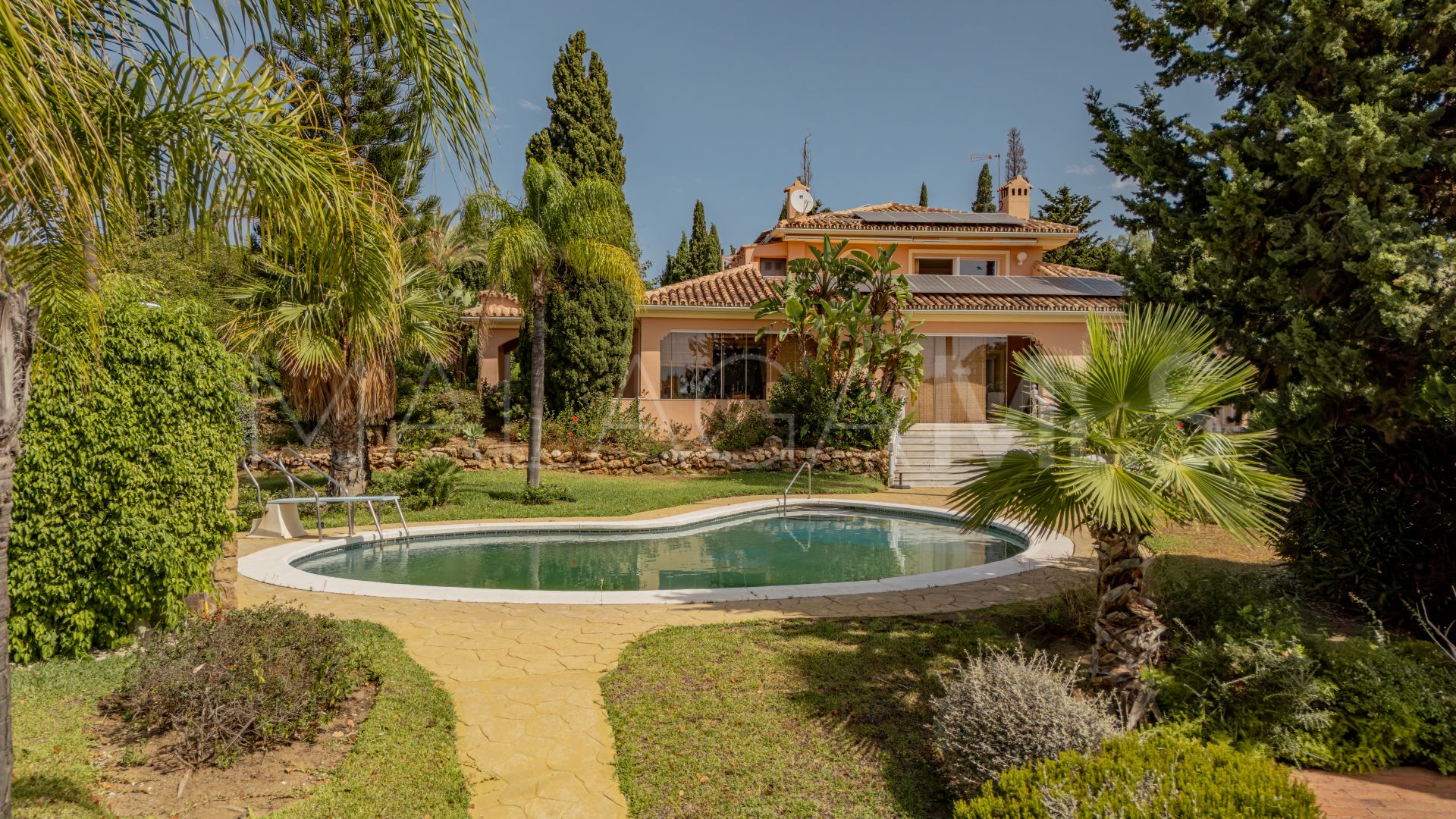 Villa for sale in Cumbres de Elviria
