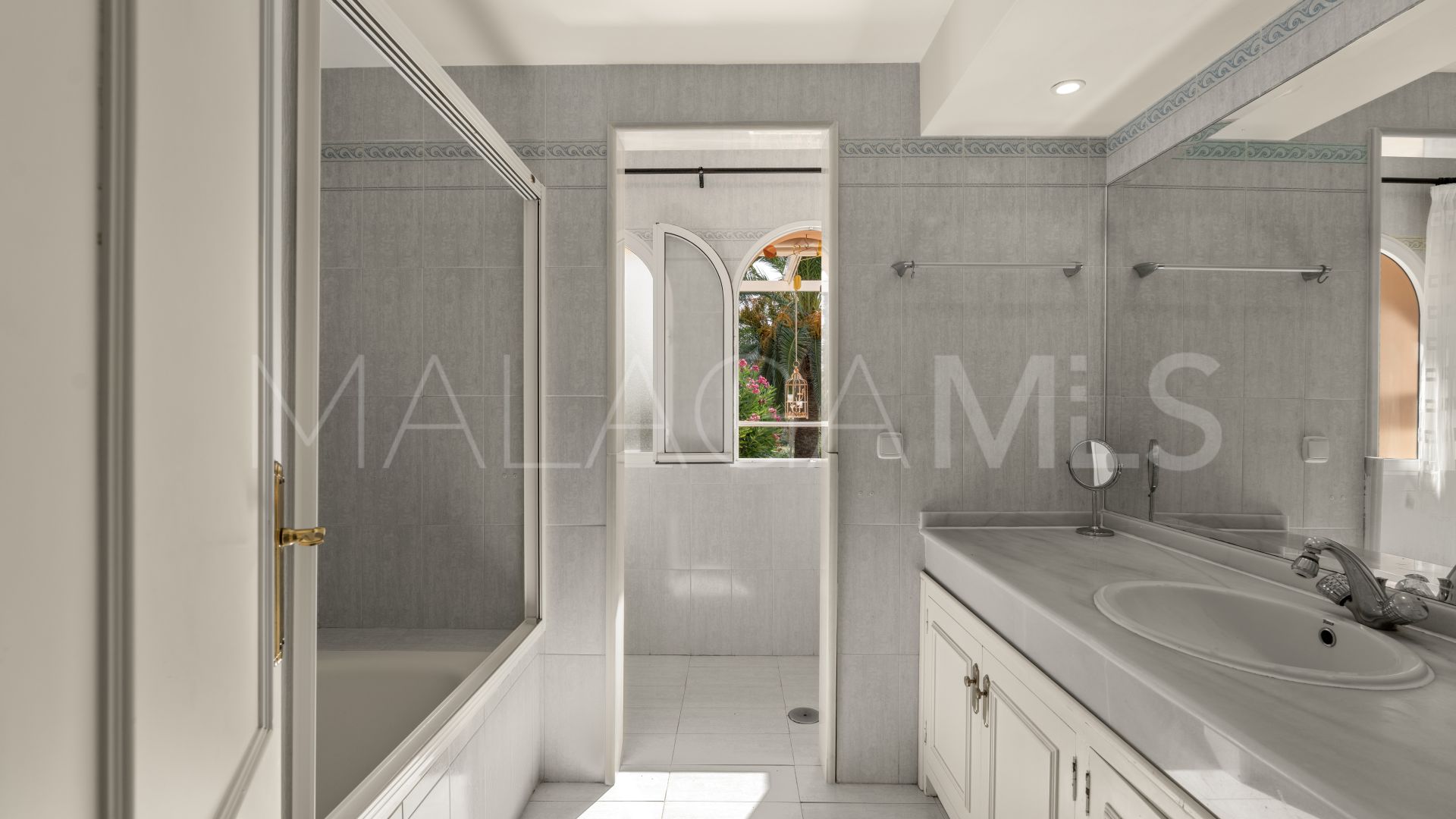 Villa for sale in Cumbres de Elviria
