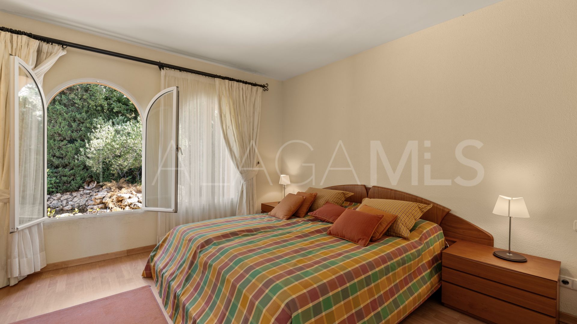 Villa for sale in Cumbres de Elviria