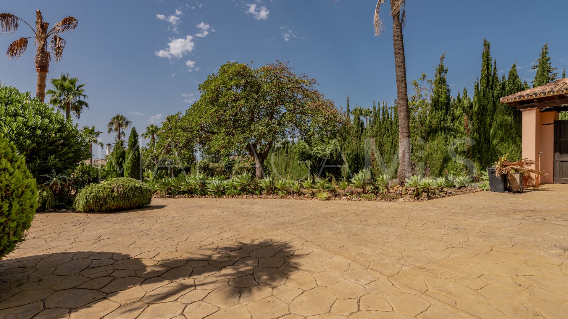 Villa for sale in Cumbres de Elviria