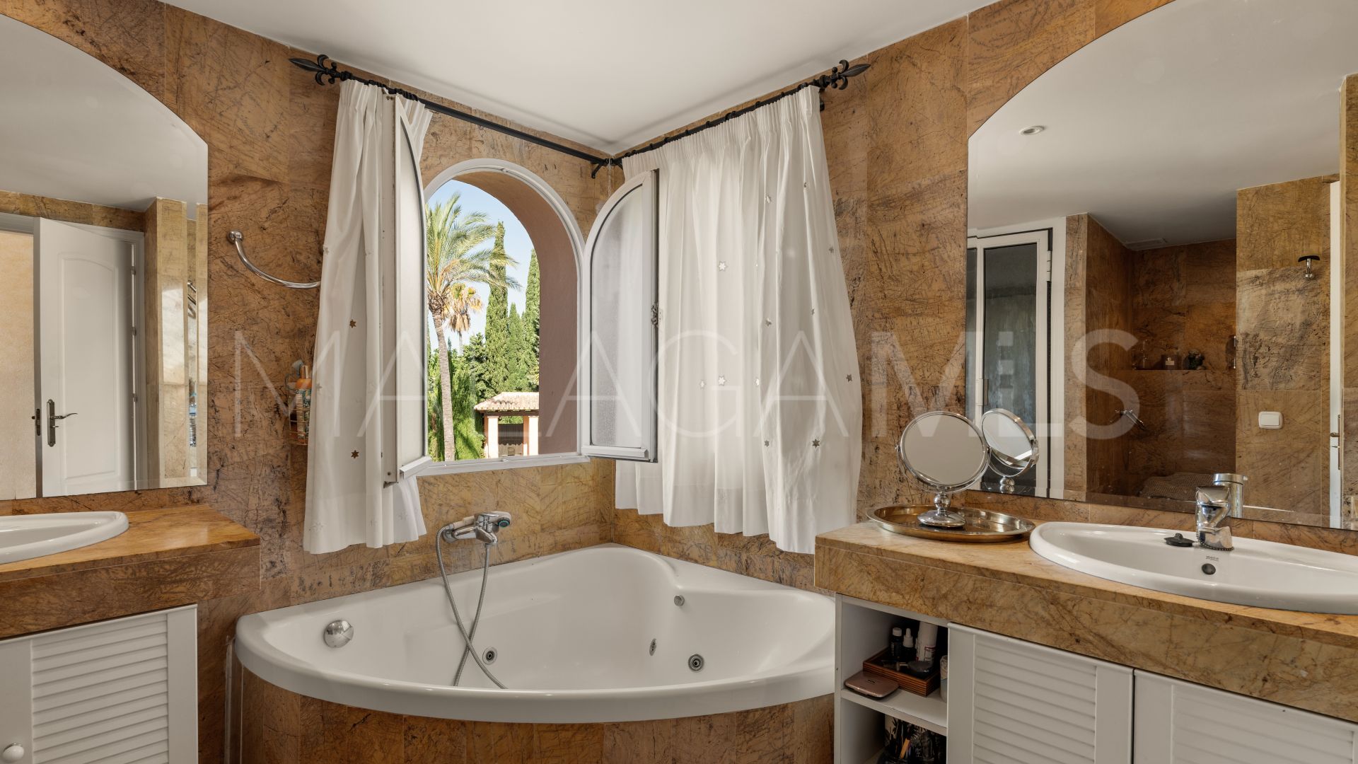 Villa for sale in Cumbres de Elviria
