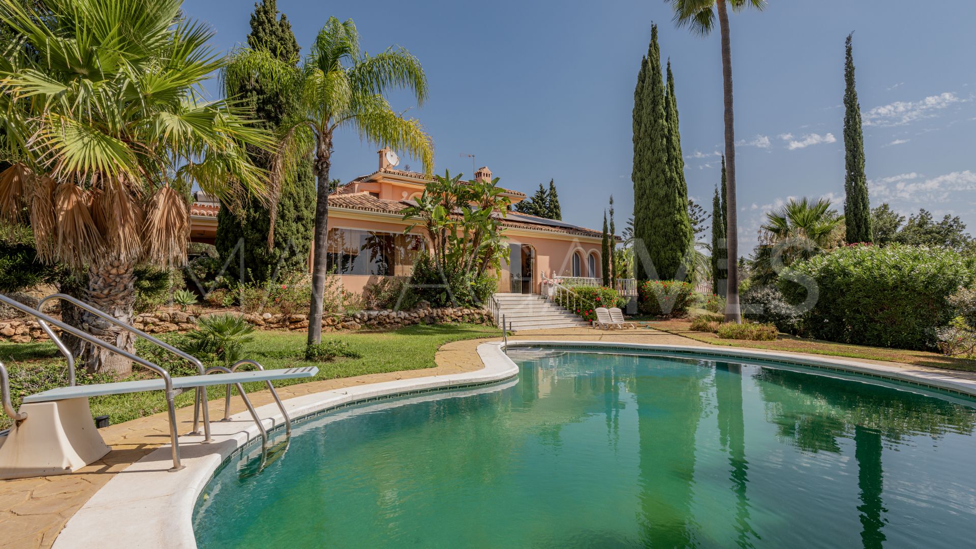 Villa for sale in Cumbres de Elviria