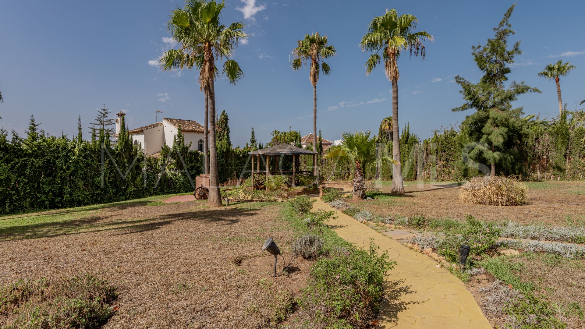Villa for sale in Cumbres de Elviria