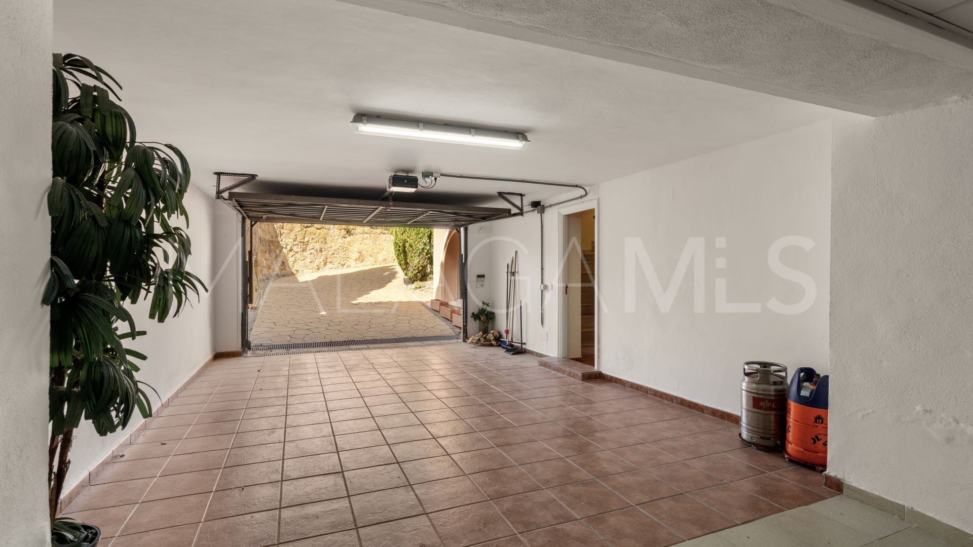 Villa for sale in Cumbres de Elviria