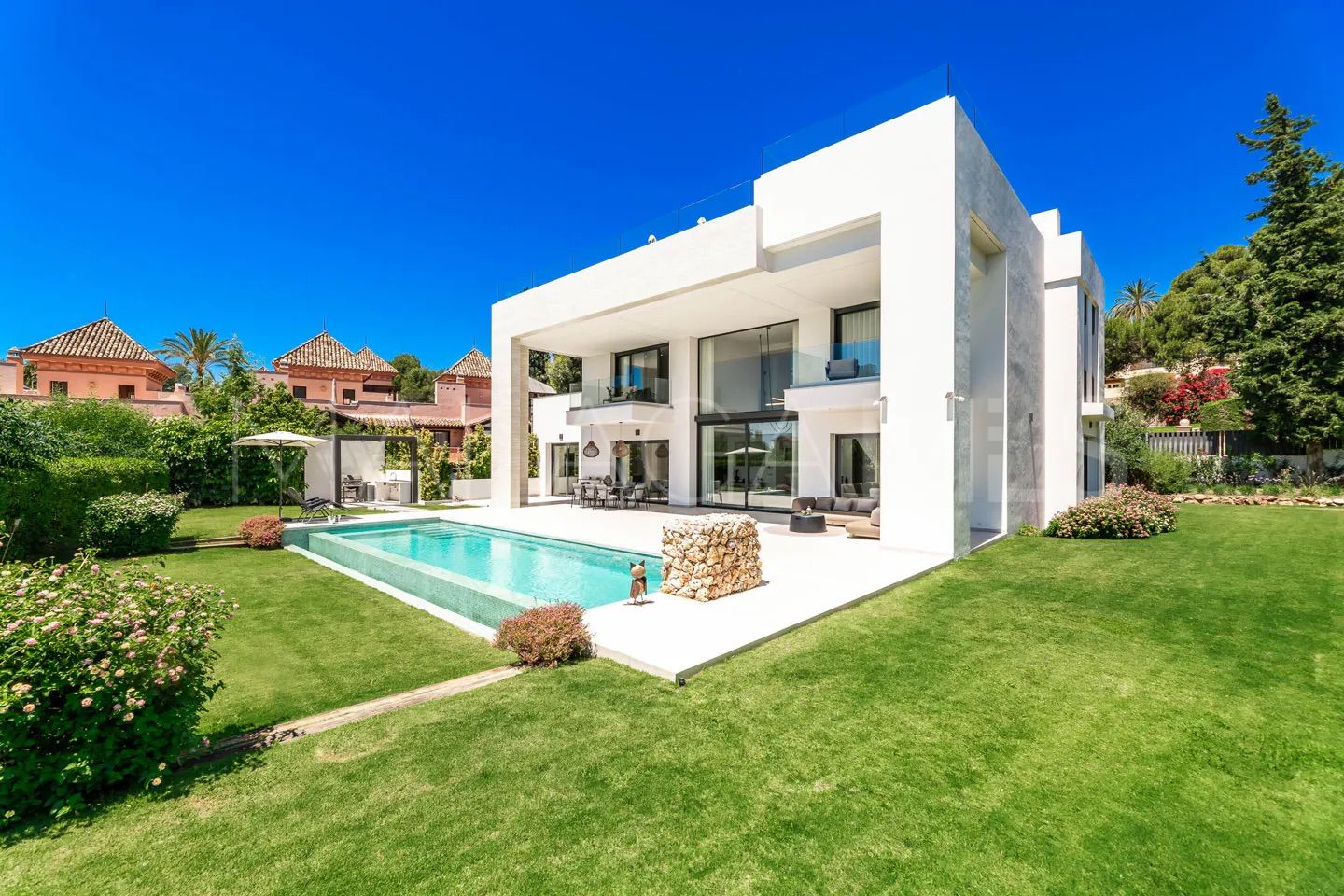 For sale 5 bedrooms villa in Cascada de Camojan