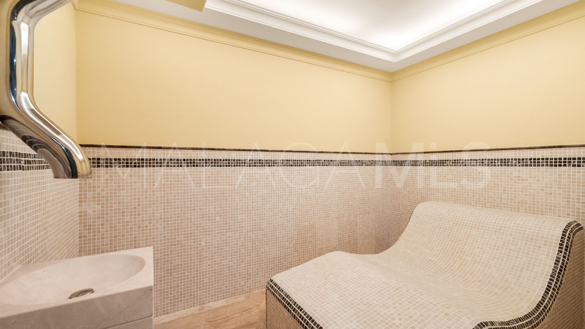 Villa for sale in Guadalmina Baja
