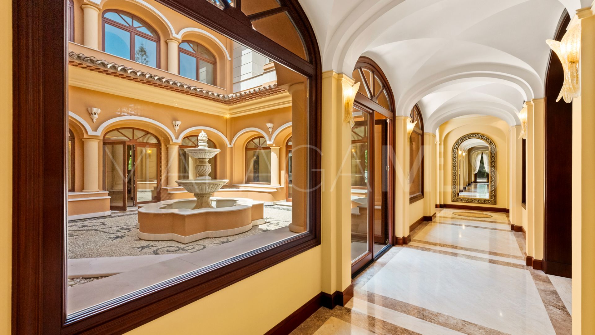 Villa for sale in Guadalmina Baja