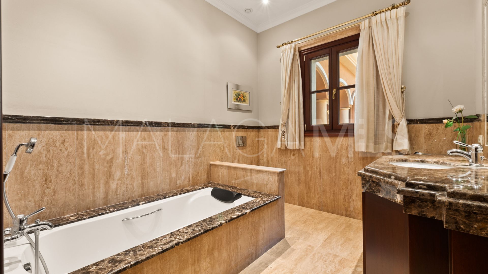 Villa for sale in Guadalmina Baja